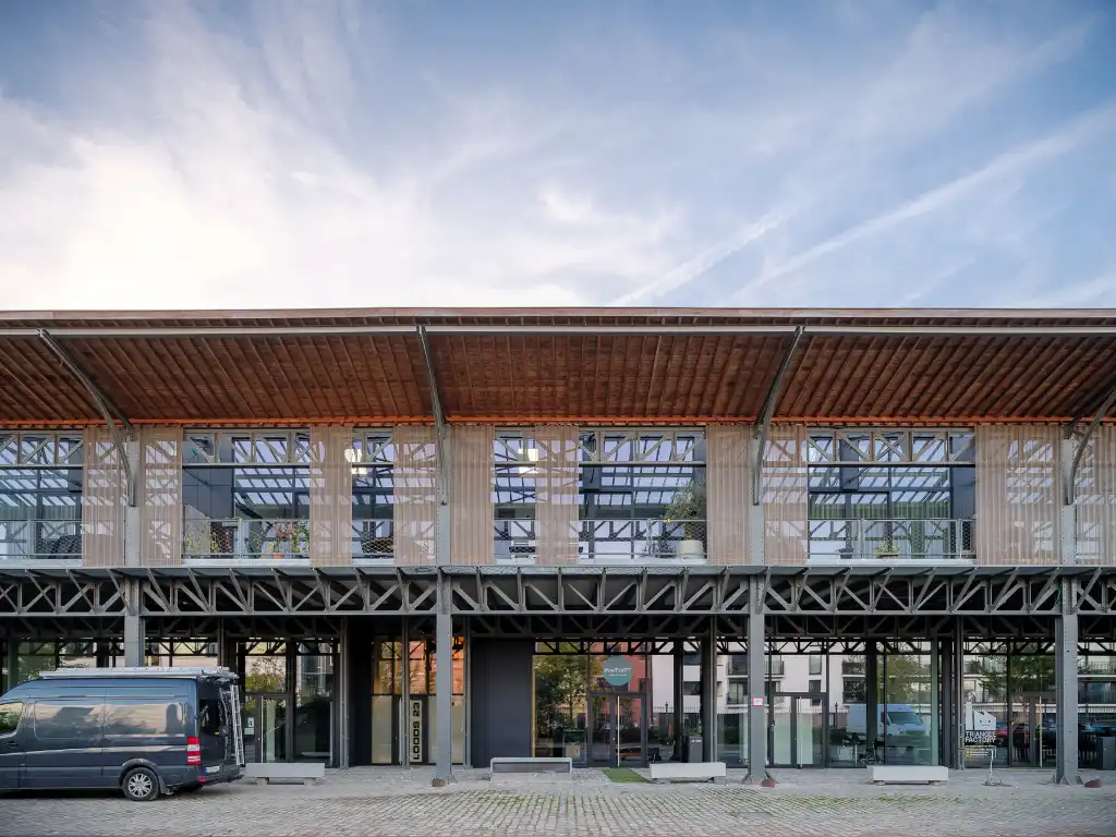Luxueus en tijdloos – Exceptionele loft met 2 slaapkamers, aparte bureauruimte en ruim terras in een beschermd gebouw met een rijke industriële voorgeschiedenis. foto 23