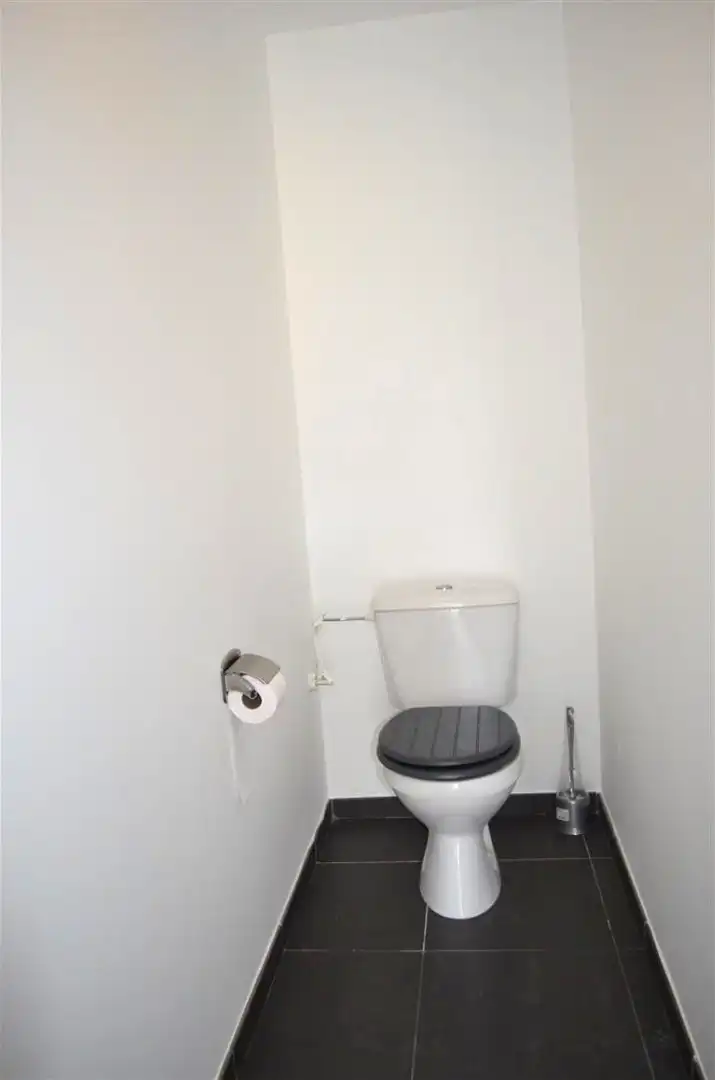 Ruim appartement van bouwjaar 2004 met twee slaapkamers, ondergrondse autostaanplaats en kelder. foto 7