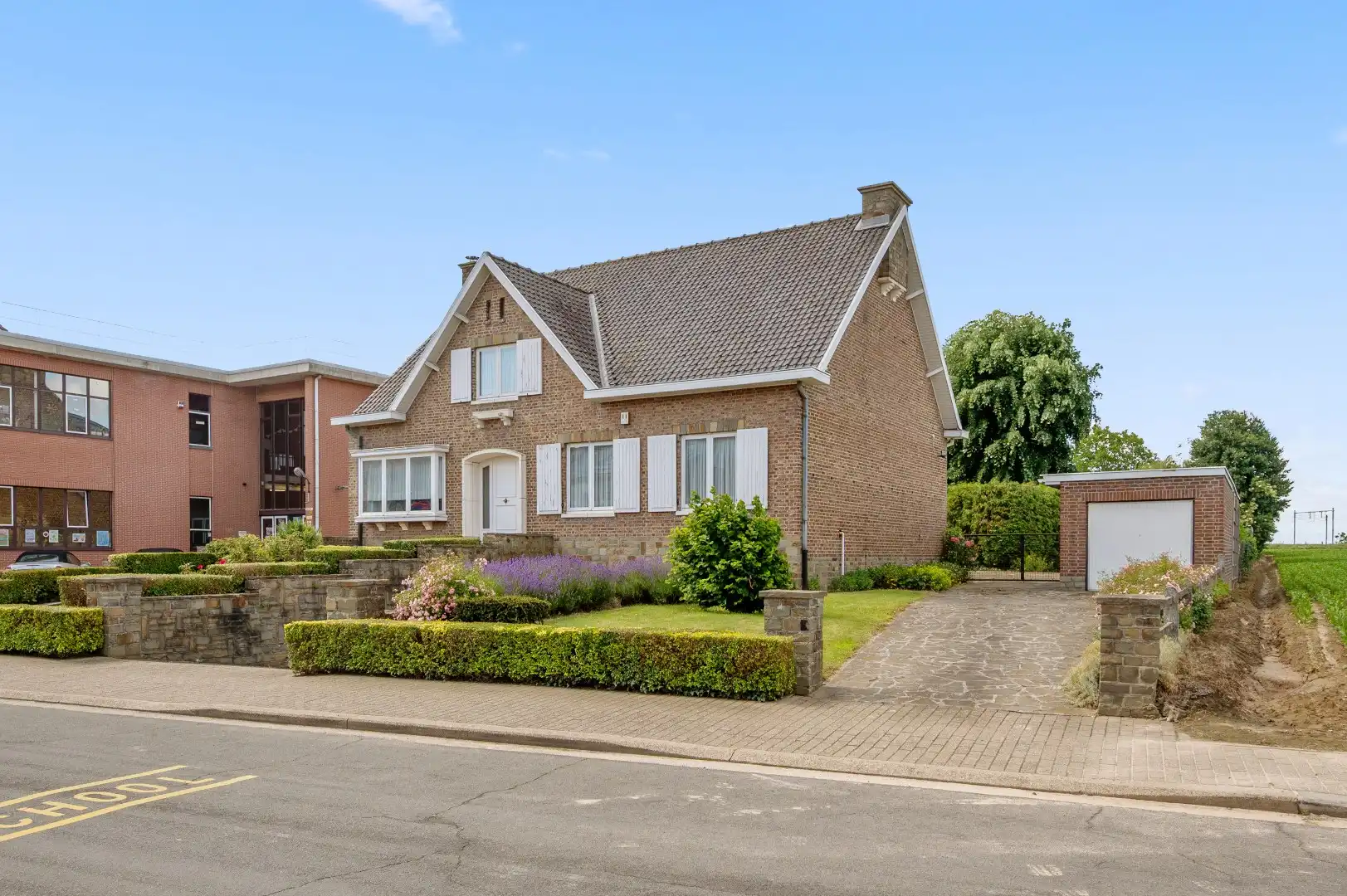 Hoofdfoto van de publicatie: Goed gelegen, ruime gezinswoning met 7 slaapkamers in Neerwinden (Landen)