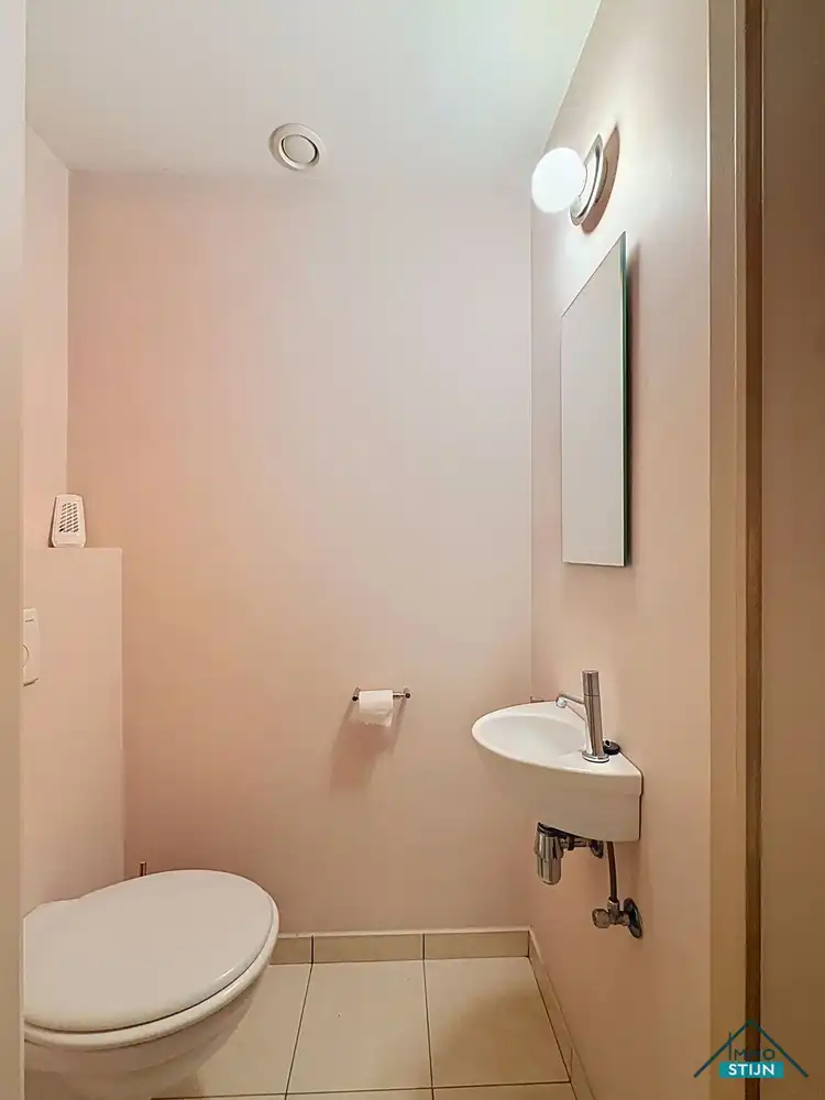 Ruim en lichtrijk appartement met twee slaapkamers foto 13