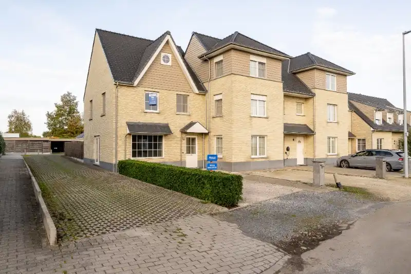 Halfopen woning met 4 slaapkamers en tuin nabij station Ingelmunster foto {{pictureIndex}}