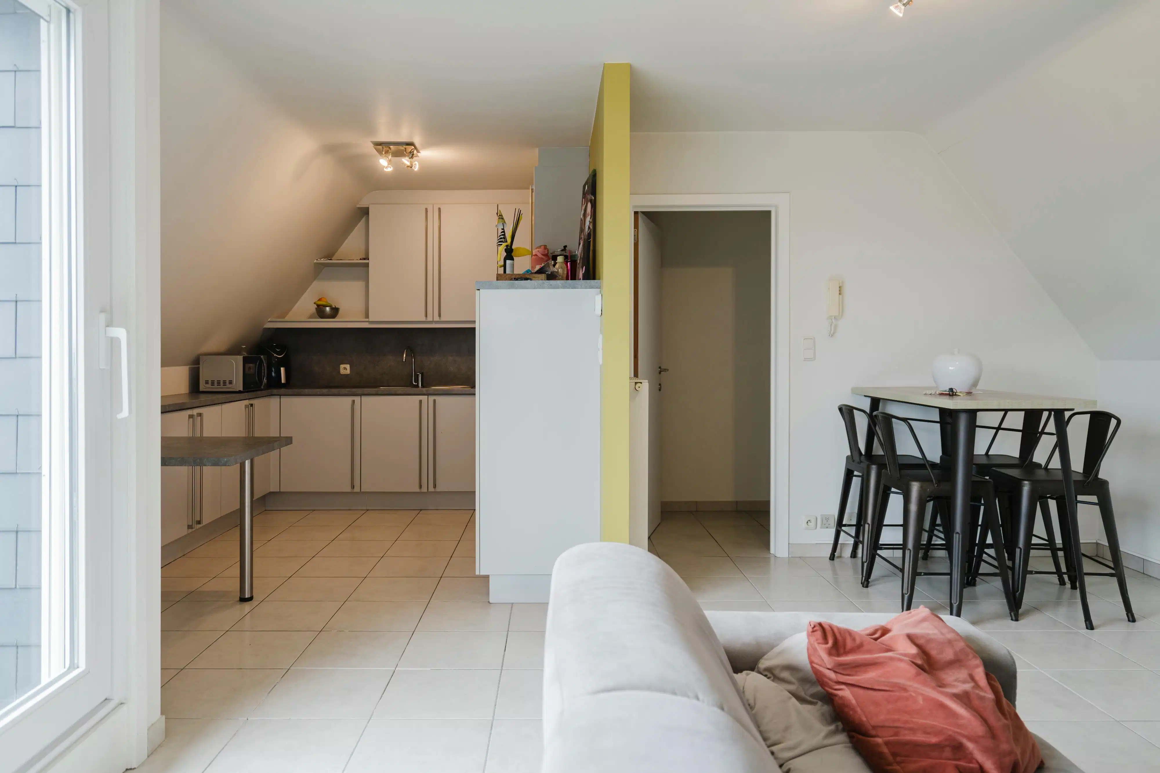 Lichtrijk appartement te koop in hartje Harelbeke! foto 3