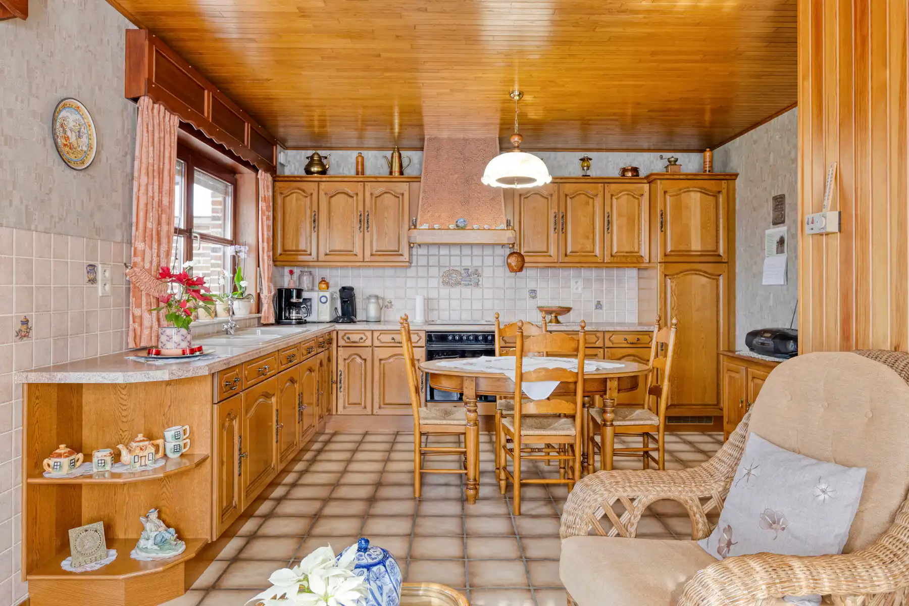 Te moderniseren ruime en solide 3-gevelwoning met grote tuin foto 8