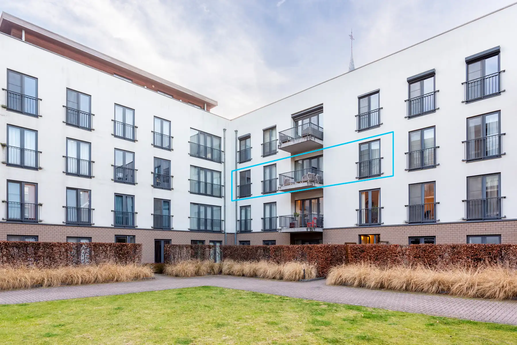 Elegant gerenoveerd appartement met terras foto 11