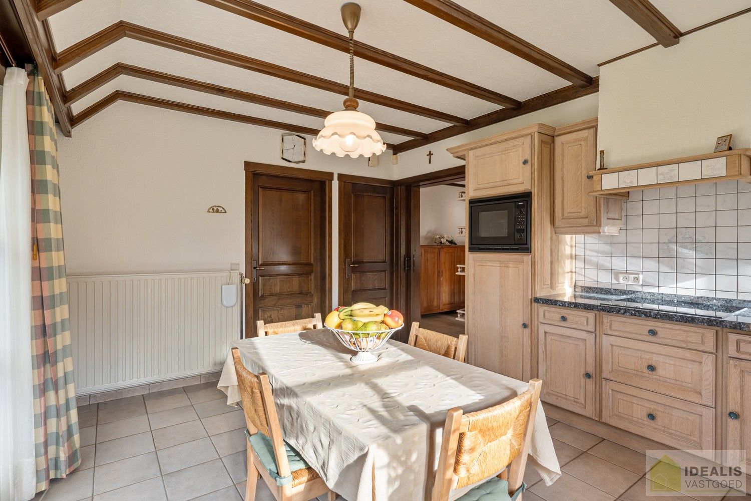 RUIME, INSTAPKLARE EN ENERGETISCH AANGEPASTE WONING VOORZIEN VAN 15 ZONNEPANELEN EN ZONNEBOILER. RIANTE WOONKAMER, KNAPPE KEUKEN, APART BUREEL, APARTE HOBBYRUIMTE, FIJNE WASPLAATS, 4 SLAAPKAMERS, 2 BADKAMERS EN INPANDIGE GARAGE! foto 23