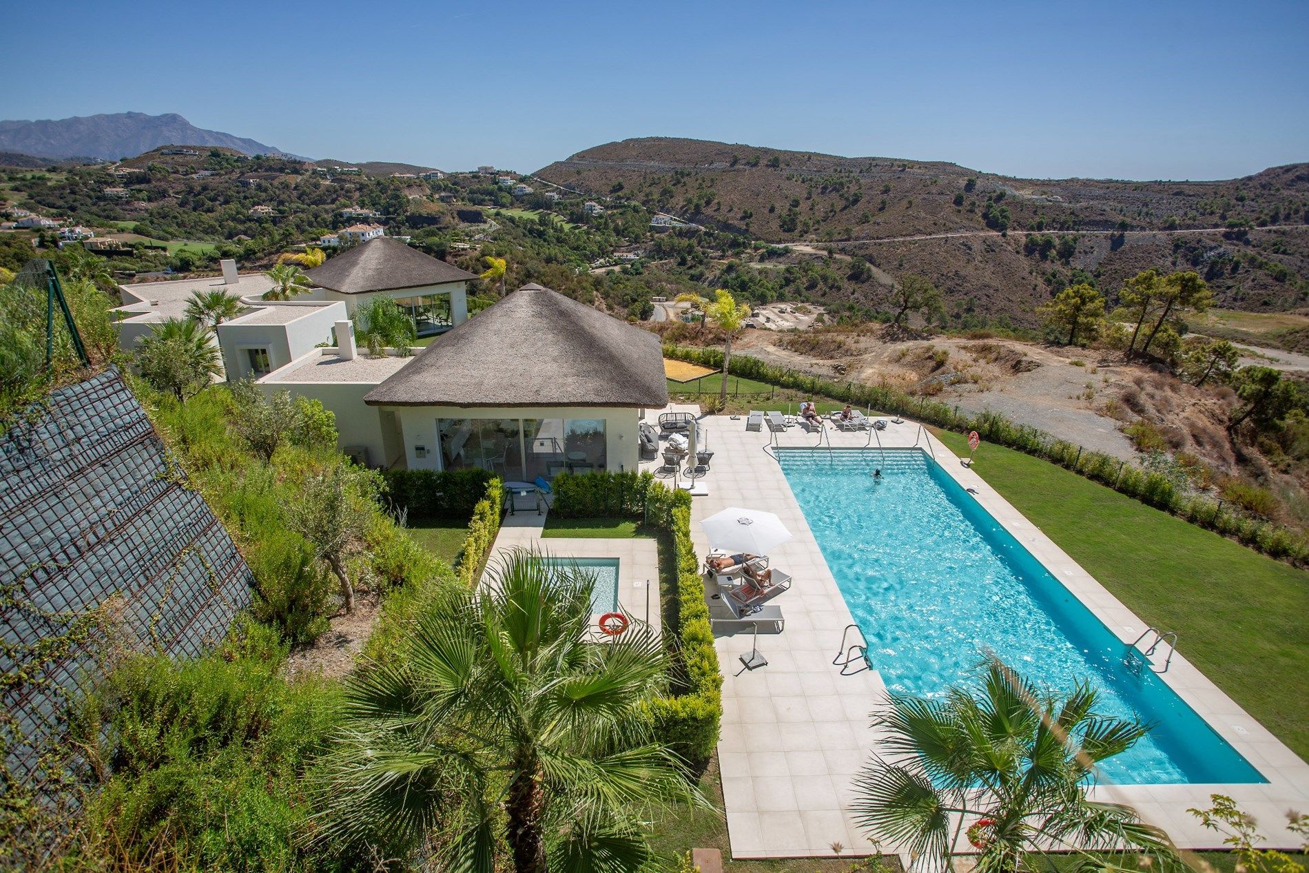 Marbella Club Hills - Prachtige instapklare penthouse met solarium, ruime woonkamer met volledig ingerichte keuken en biedt prachtig uitzicht op zee en het groe foto 2