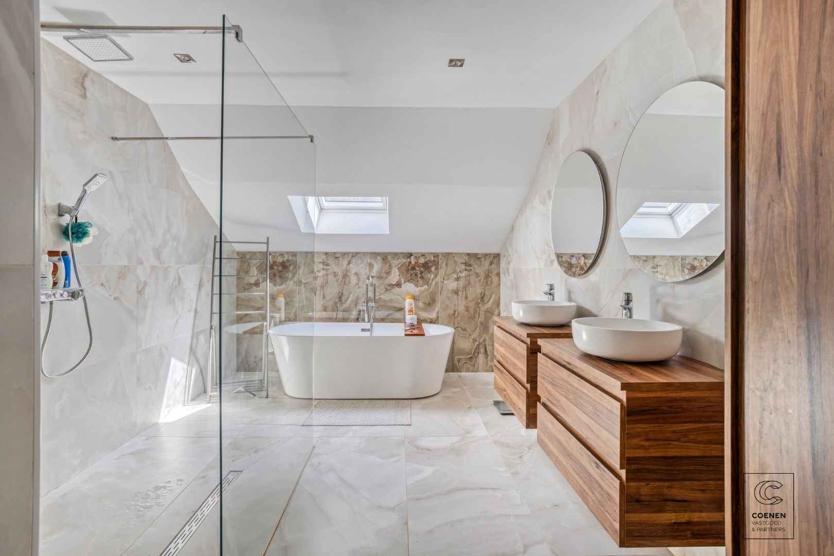 Prachtig, volledig gerenoveerde villa van 351 m² en 6 slaapkamers op een uiterst rustige locatie! foto 13