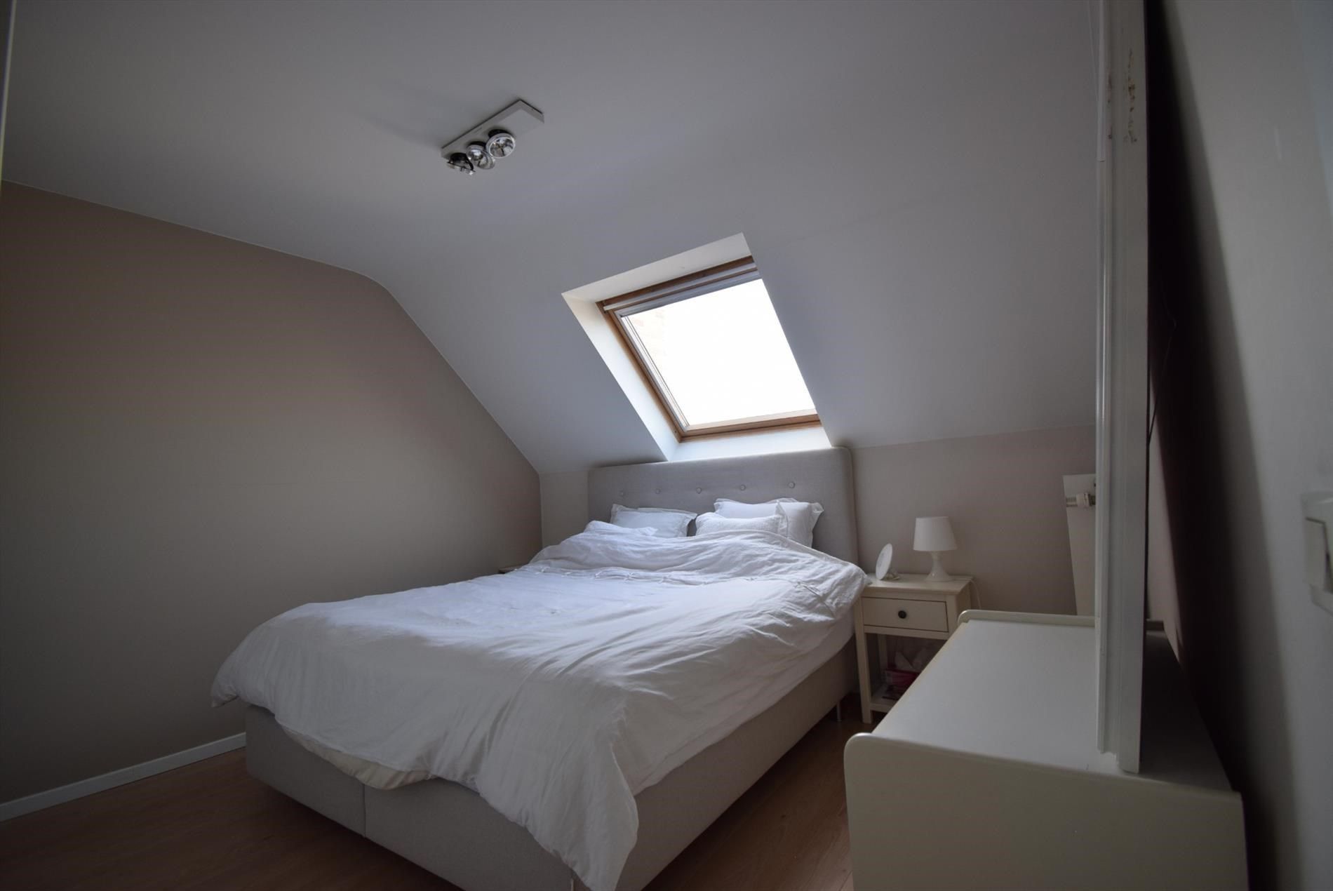 INSTAPKLAAR TWEE- SLAAPKAMER APPARTEMENT MET TERRAS foto 8