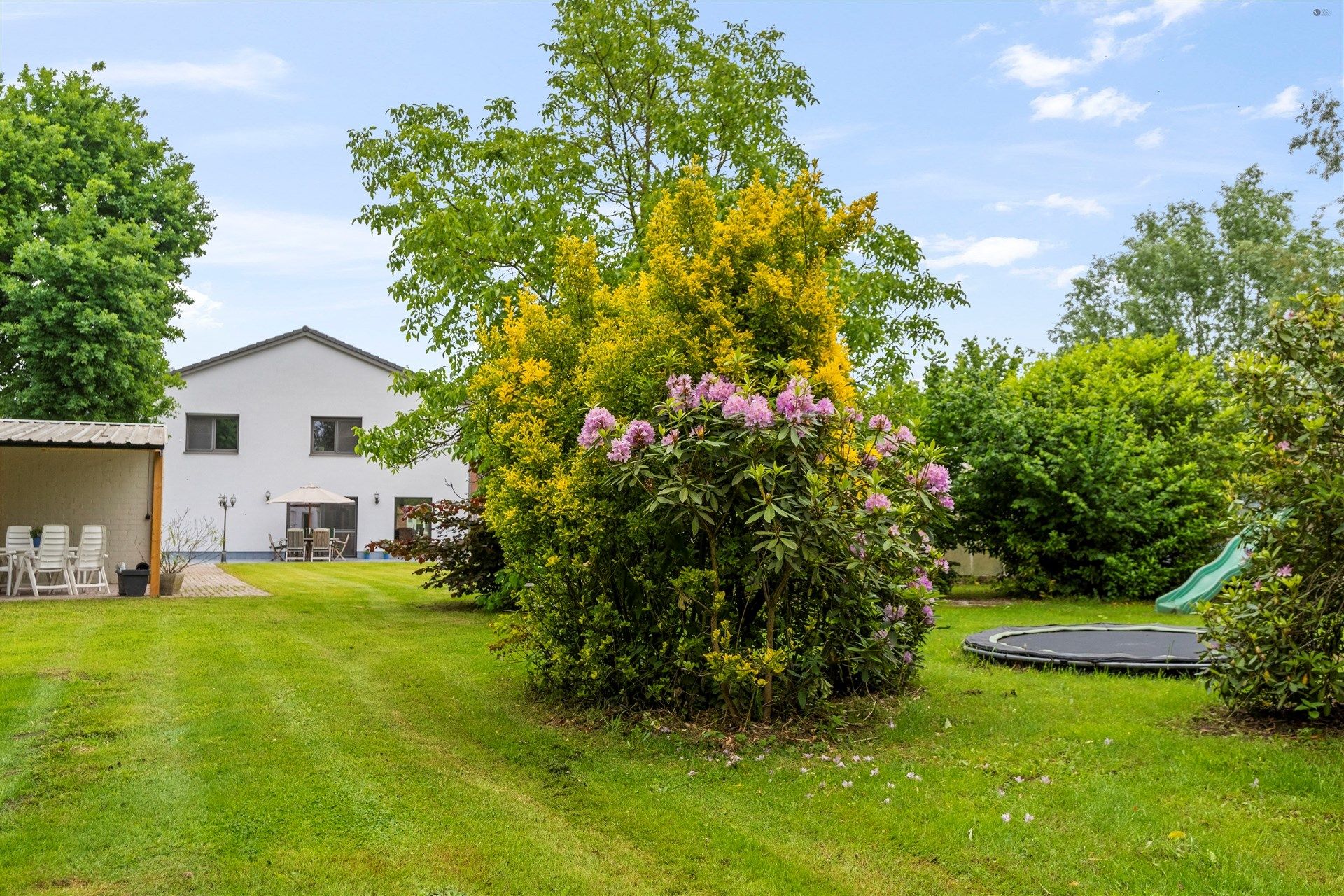 Open bebouwing met 5 slaapkamers op 2.561m² grond foto 2