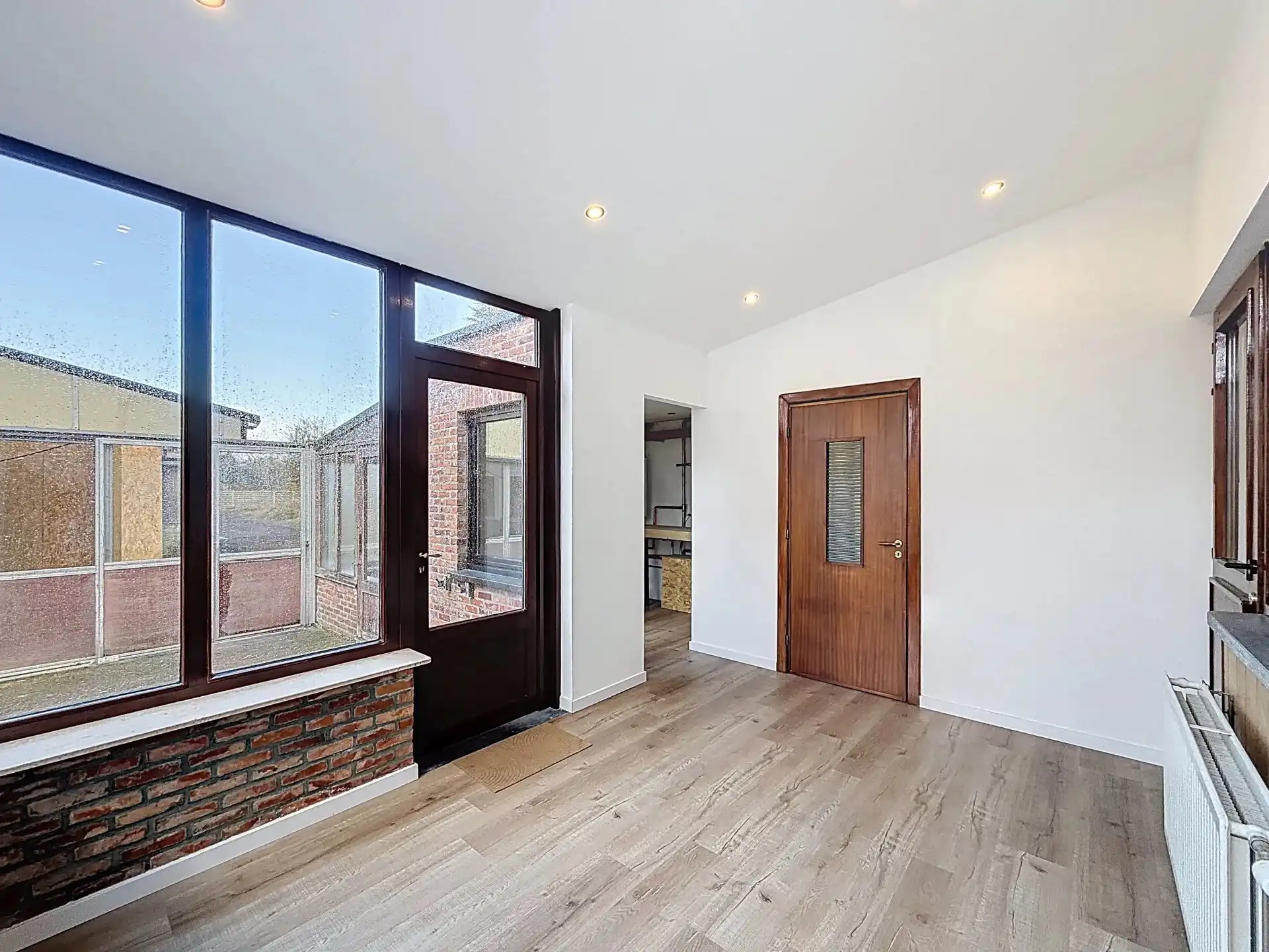 Zeer ruime en verzorgde woning met 5 slaapkamers en 2 badkamers op een groot perceel foto 11