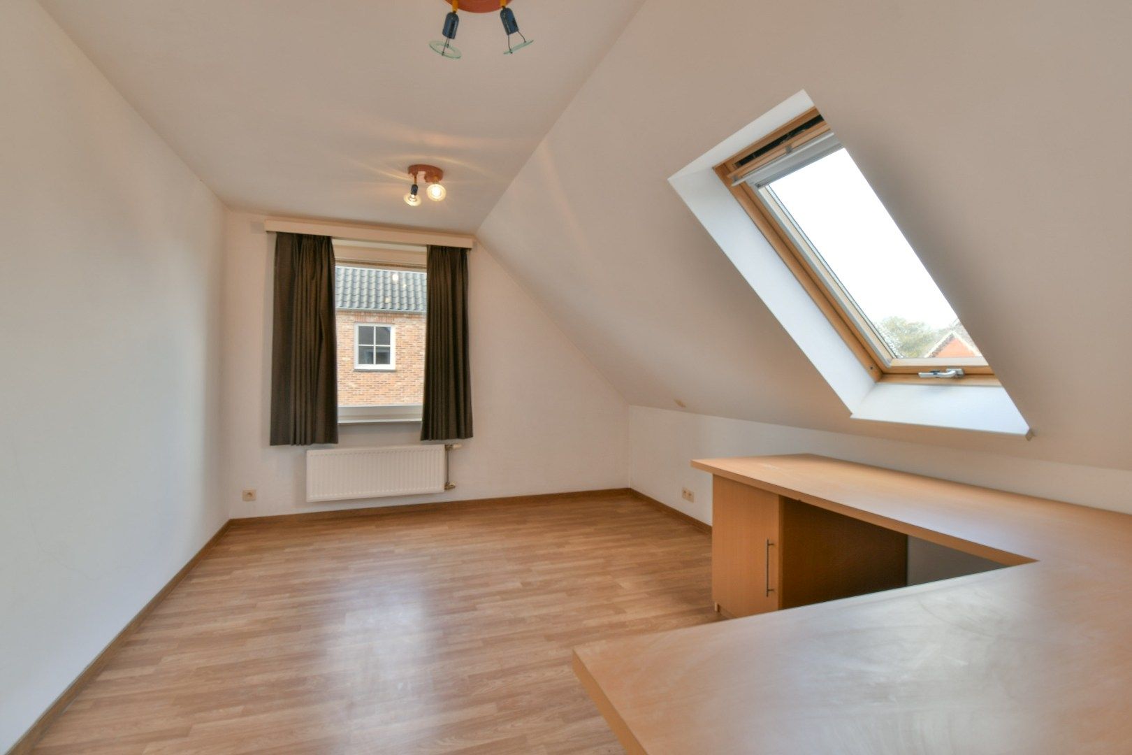 Halfopen gezinswoning met drie slaapkamers foto 8