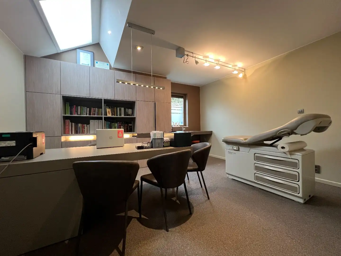 Goed gelegen dokterspraktijk met 3 kabinetten, onthaal, wachtzaal en parking foto 4