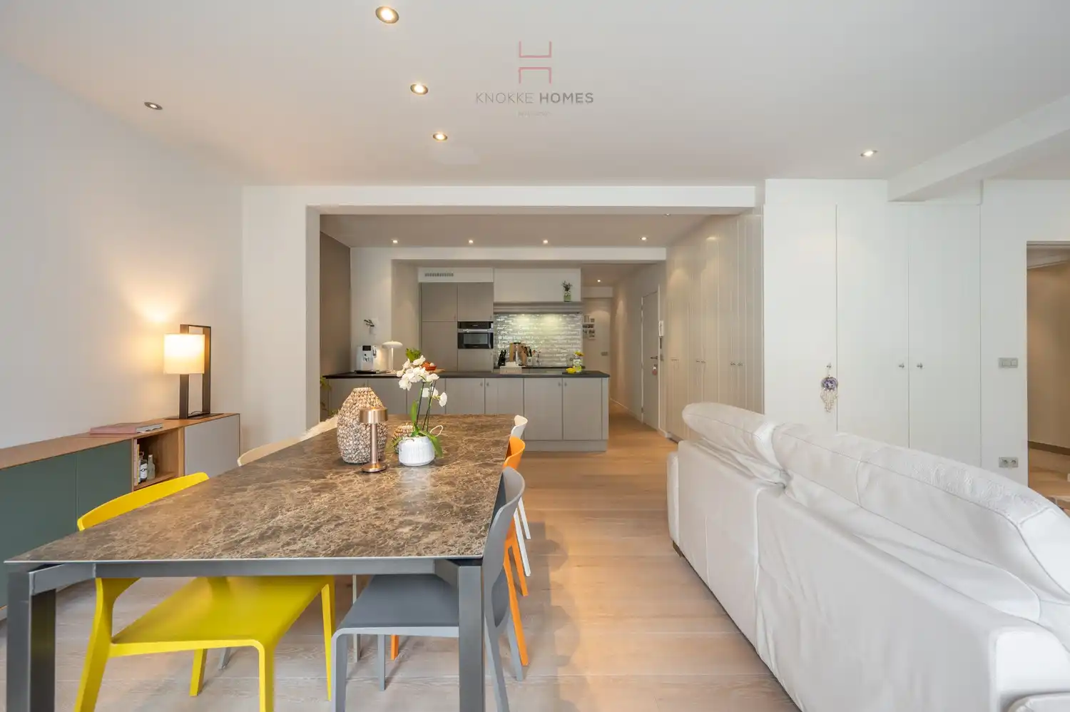Zeer ruim en verzorgd appartement met vier slaapkamers en een praktische inpandige garage. foto 7