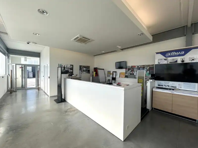 Moderne KMO-unit met 299 m² kantoren en 324 m² magazijn – nabij R4 foto 5