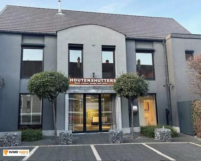 Handelspand met 3 private parkeerplaaten foto {{pictureIndex}}