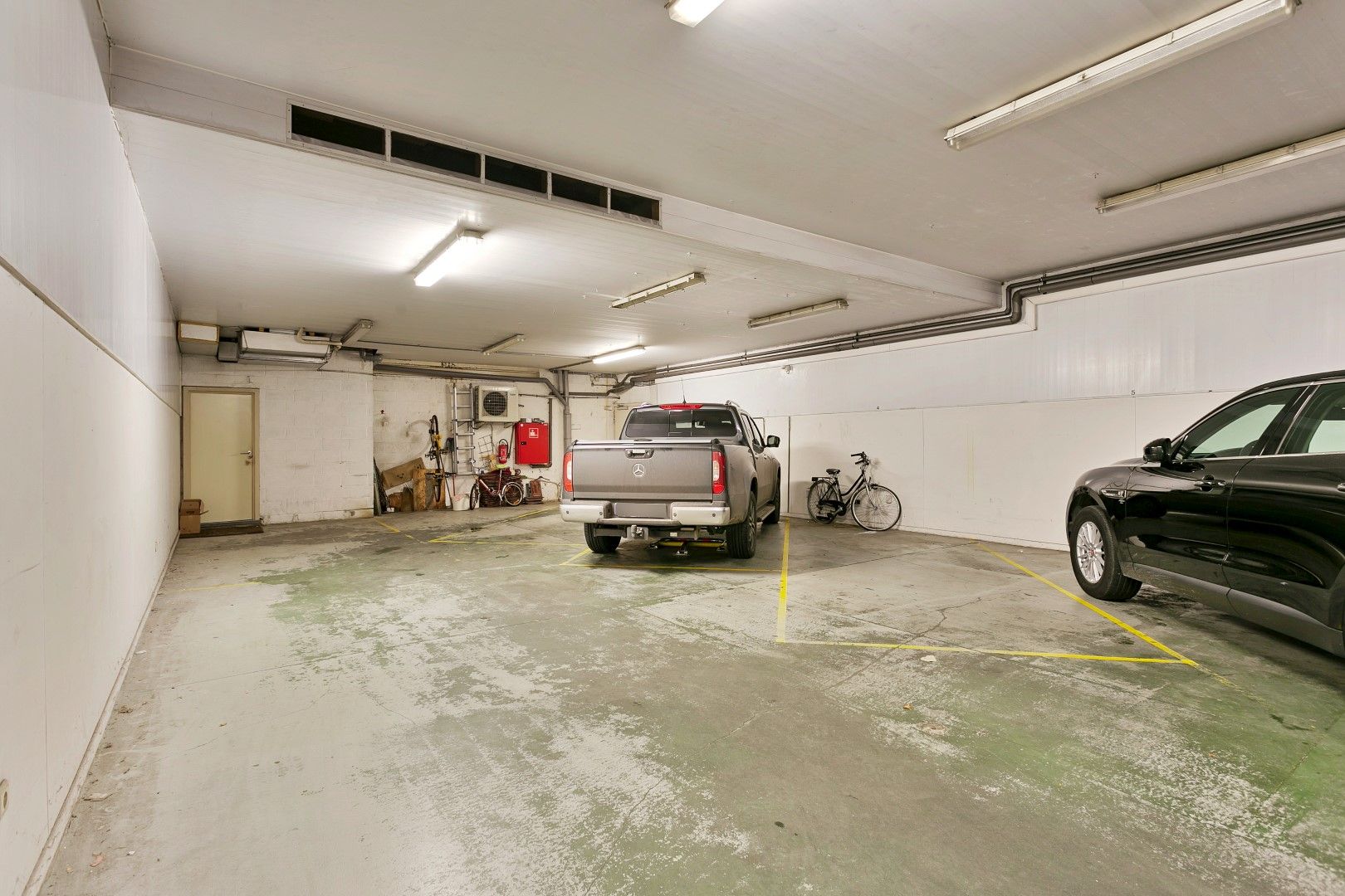 INSTAPKLAAR COMMERCIEEL GELIJKVLOERS INCL.1 PARKING foto 29