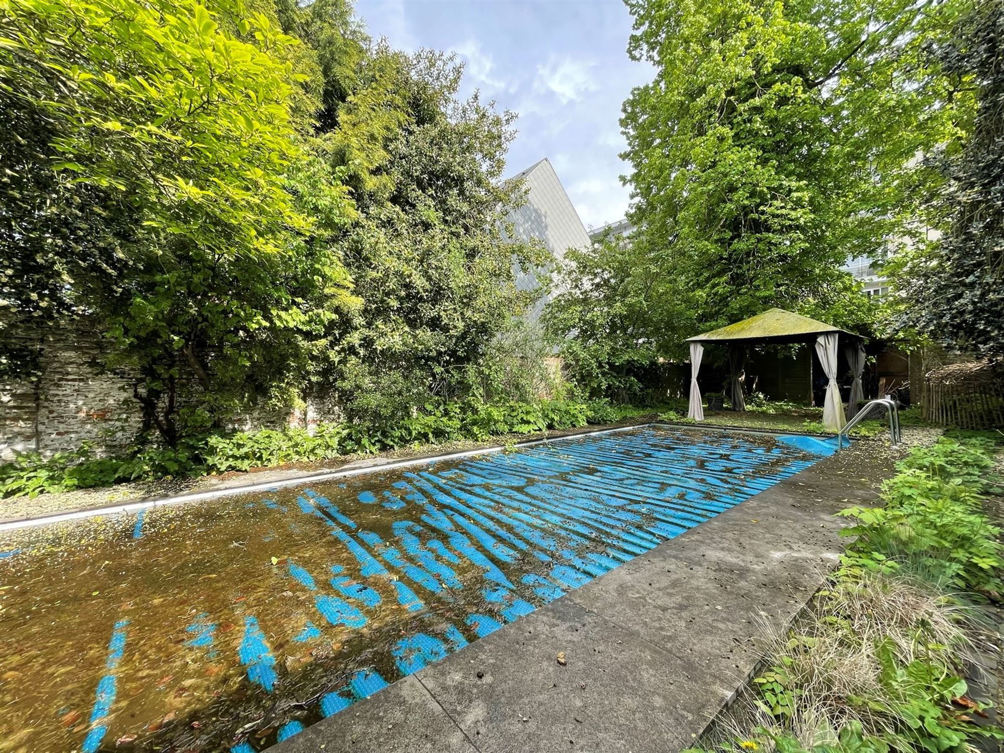 Herenhuis met bijgebouwen, terras, zwembad, garage en tuin foto 9