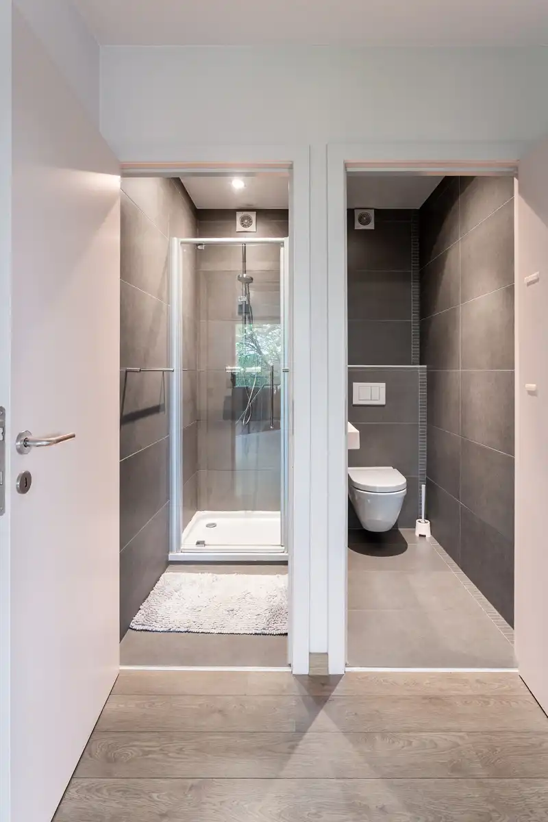 Modern gebouw met handel gelijkvloers en duplex-appartement. foto 29