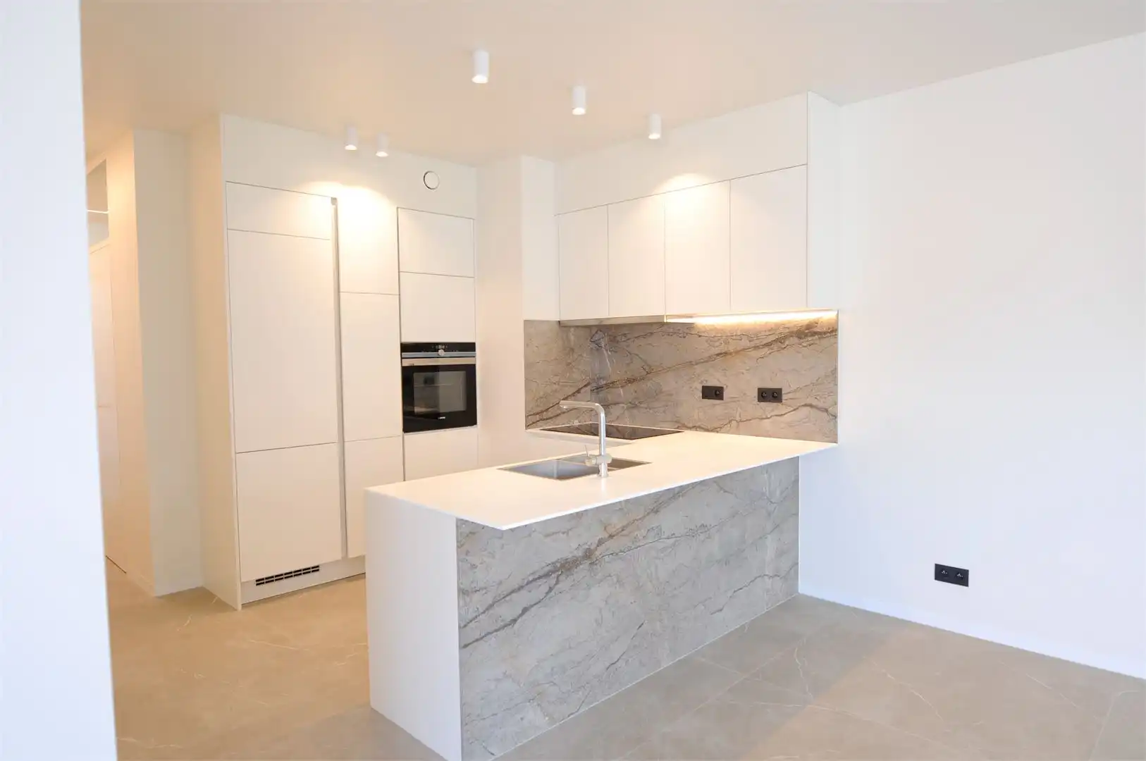 2 slaapkamer appartement met groot terras foto 3