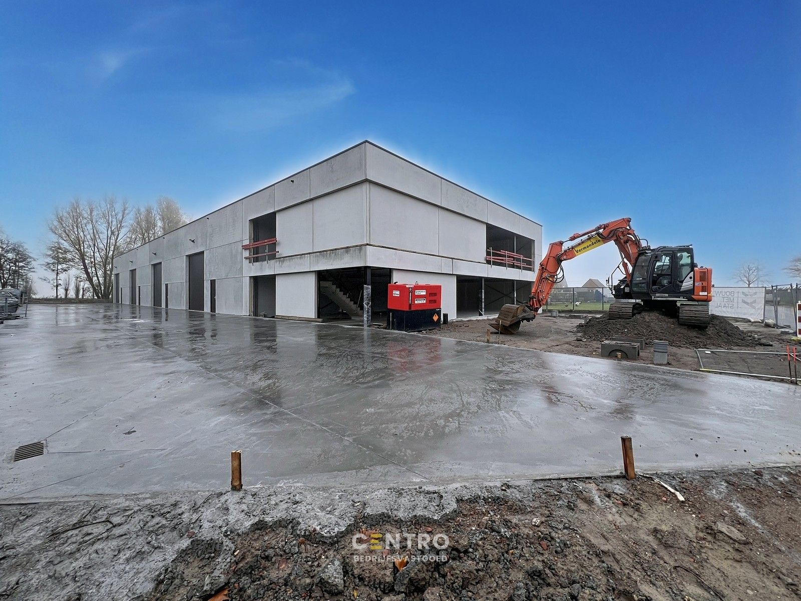 Instapklaar geïsoleerd nieuwbouw MAGAZIJN (± 960m²), vrije hoogte 7m, met 4 sectionale poorten. Op ambachtelijke zone te Oostrozebeke. foto 4