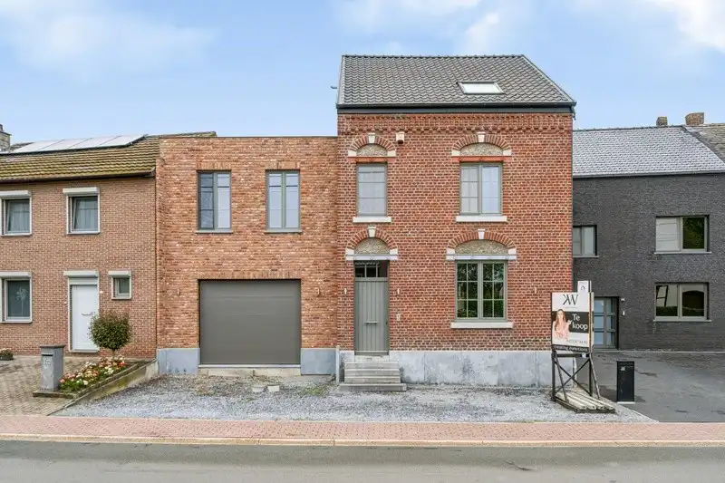 Karaktevolle eengezinswoning met garage en ruime tuin foto 2