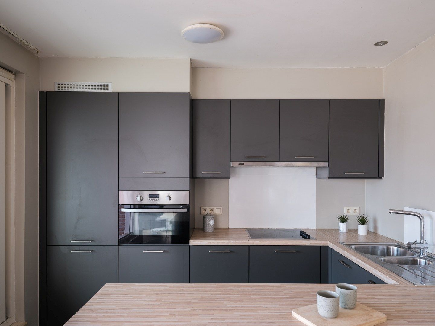 Licht en ruim appartement met terras in hartje Astene foto 3