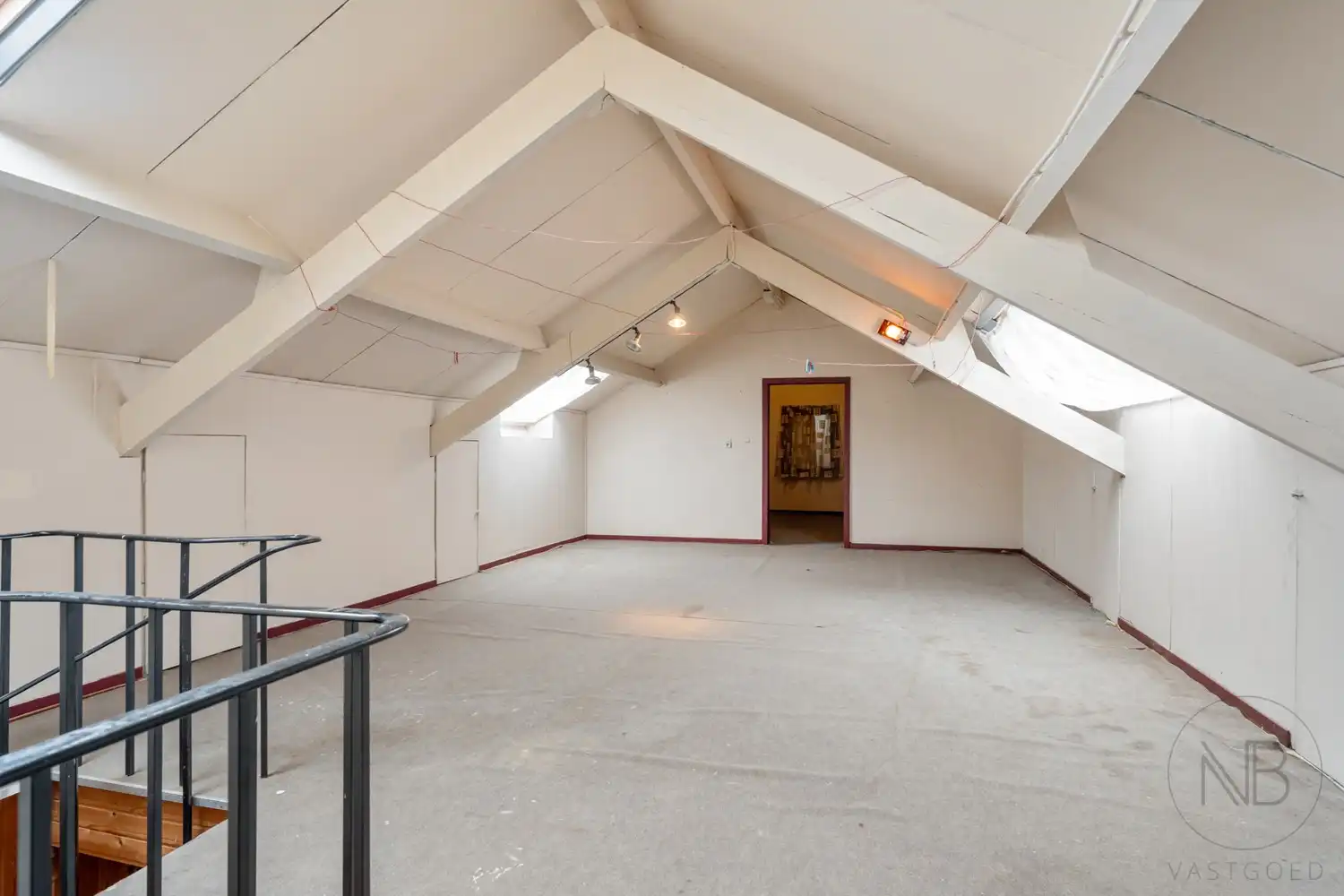 Ruime halfopen woning met 5 slaapkamers en een zolder om verder in te richten! foto 17