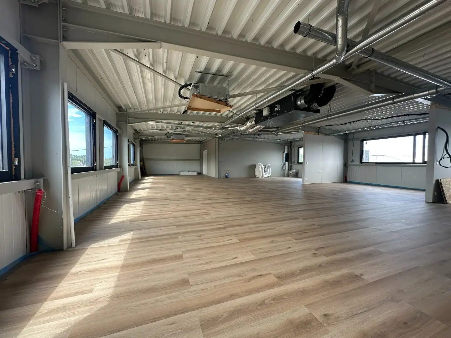 Prachtige kantoorruimte, 275 m², met private parking, gunstig gelegen te Torhout. foto 2