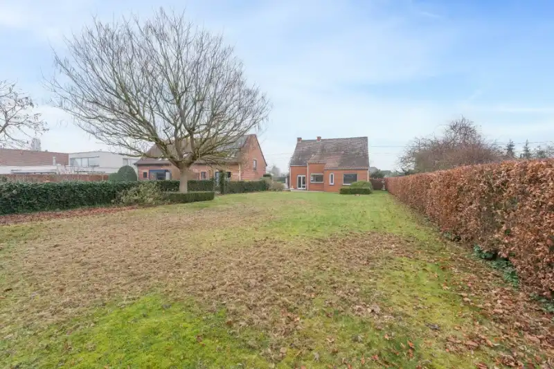 Roeselare-Hoogleedsesteenweg. Bouwgrond van +/- 875m2, sloop -en wederopbouw kan aan 6% btw onder voorwaarden. Ideaal voor VILLABOUW, PRAKTIJK, KANTOOR... op topligging. Goede passage! foto 7