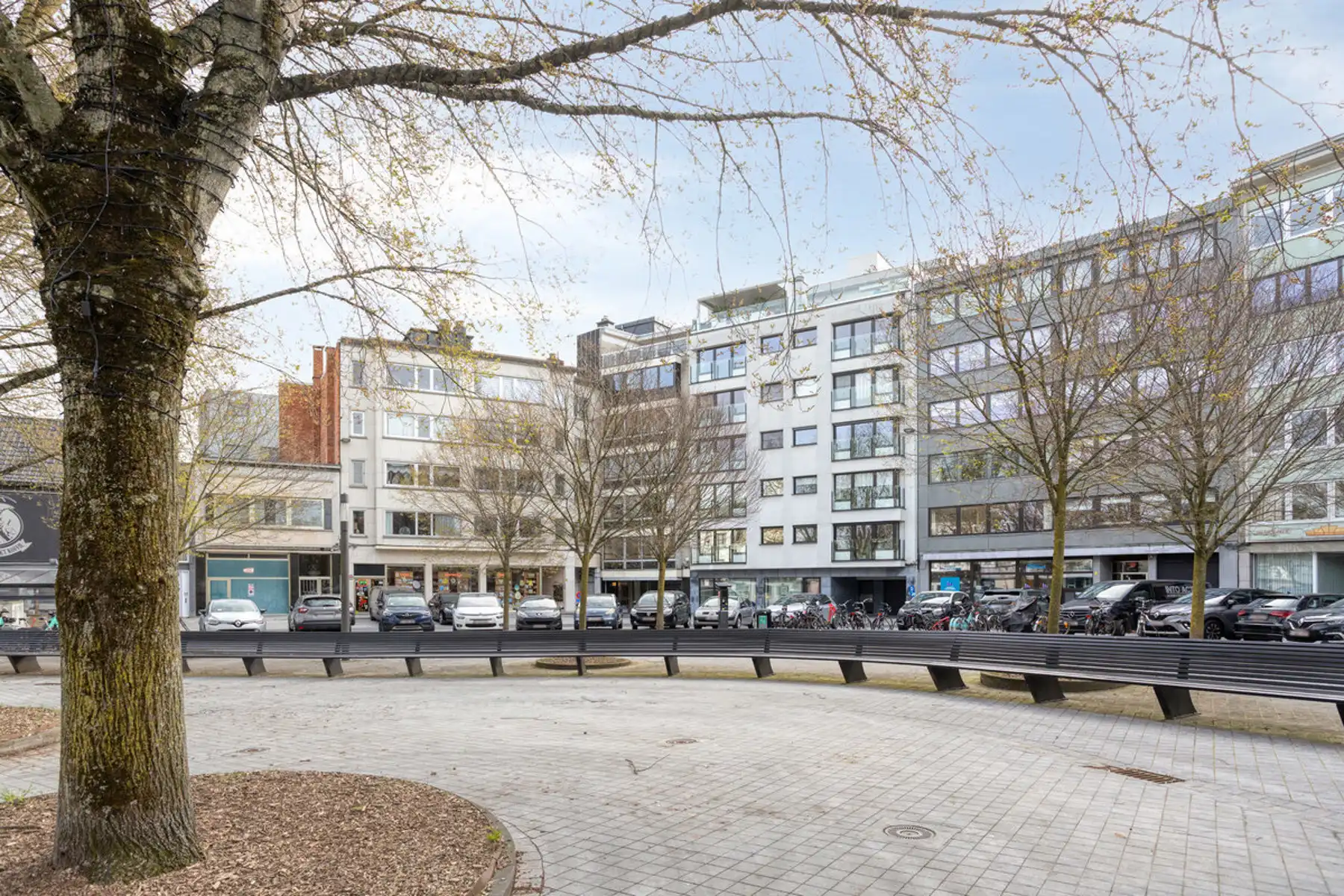 Vernieuwd 3-slaapkamerappartement met garage in hartje Aalst foto 3