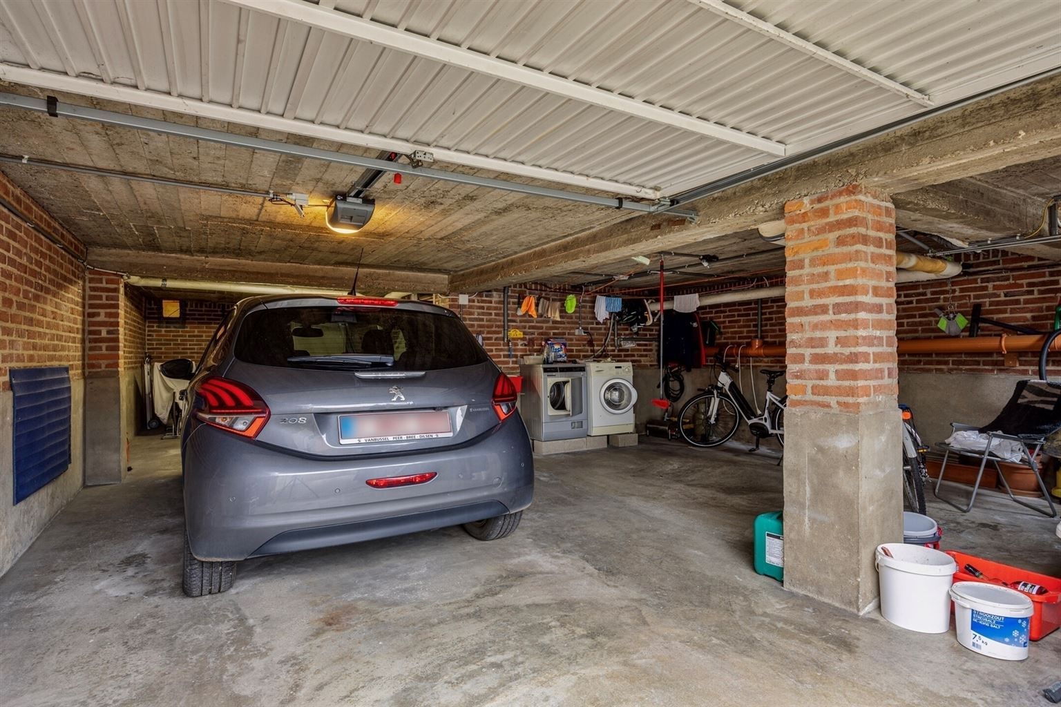 Ruim, gerenoveerd stadspand met 3 slaapkamers, veranda, inpandige garage, kelder en gezellige tuin in het centrum van Maaseik. foto 22