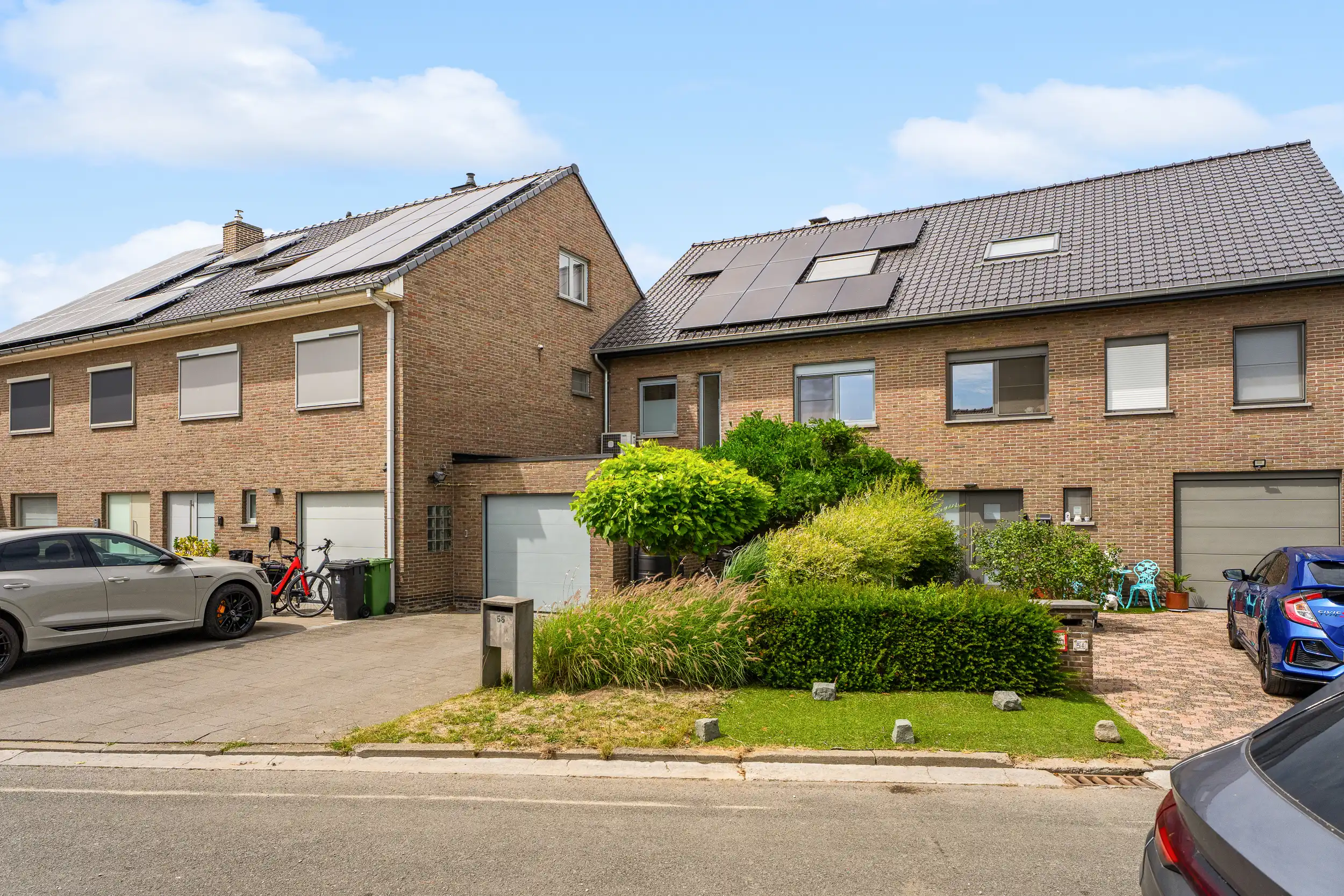 Ruime, instapklare, gezinswoning in residentiële wijk foto 2