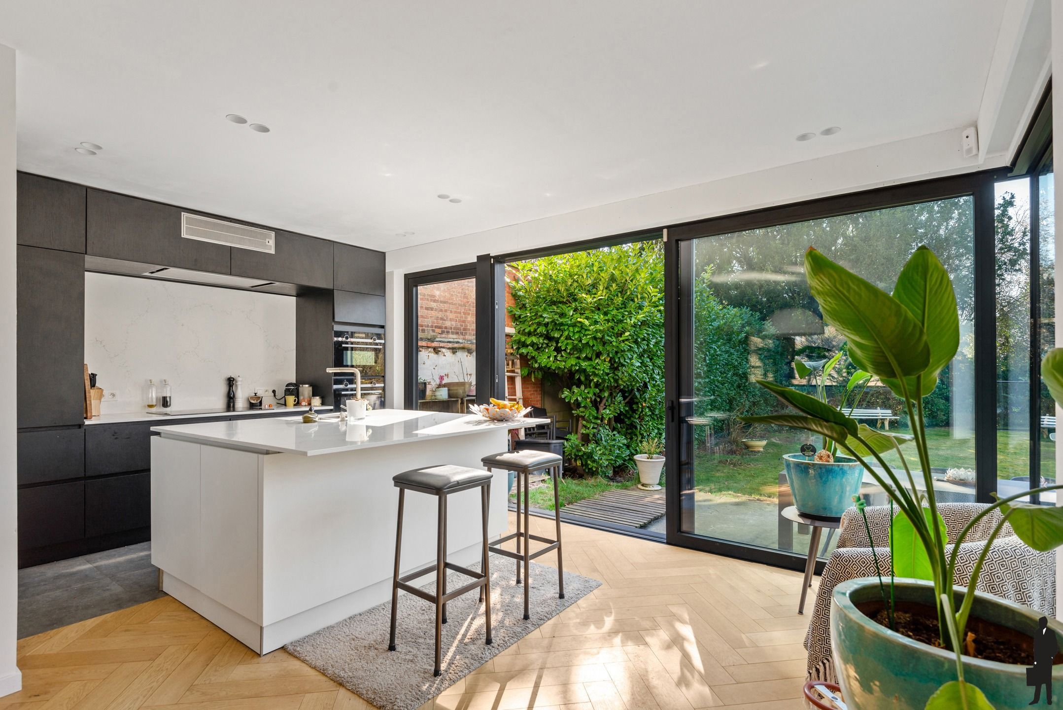 (Deels) gerenoveerde woning met ZW parktuin (ca. 1968m²) foto 7