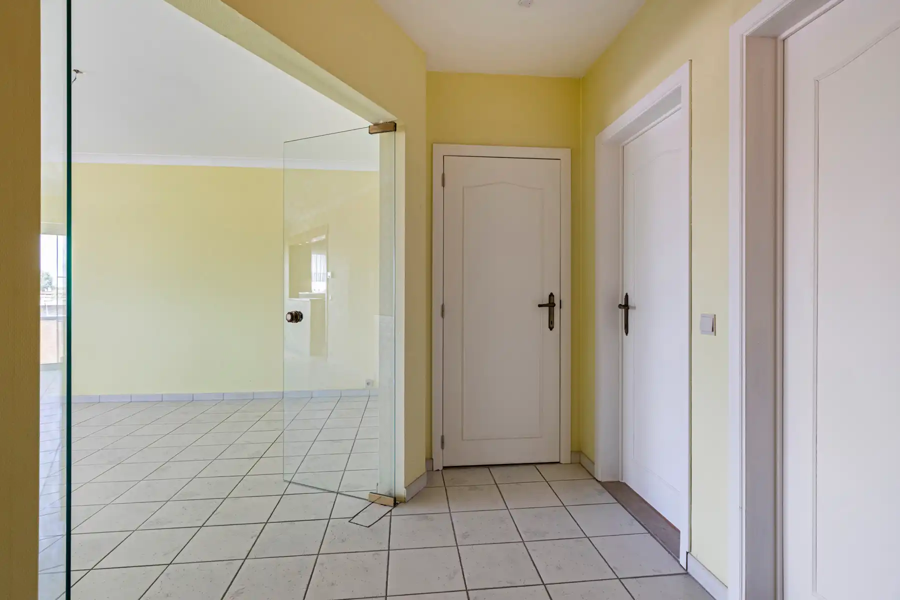 Ruim appartement met 2 slaapkamers en 2 terrassen. foto 2