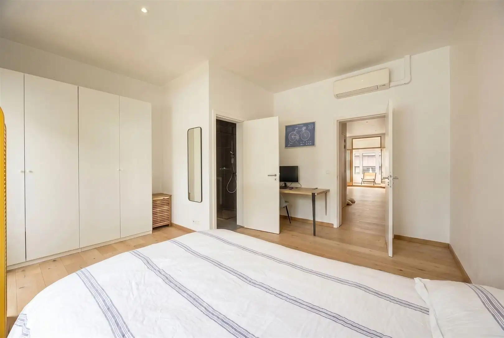 Bemeubeld of leeg appartement op top locatie met warmtepomp en airco foto 12