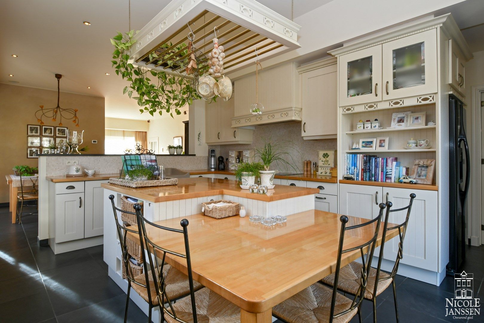 Verrassend ruime woning met bijgebouw en mooie tuin met zwembad foto 11