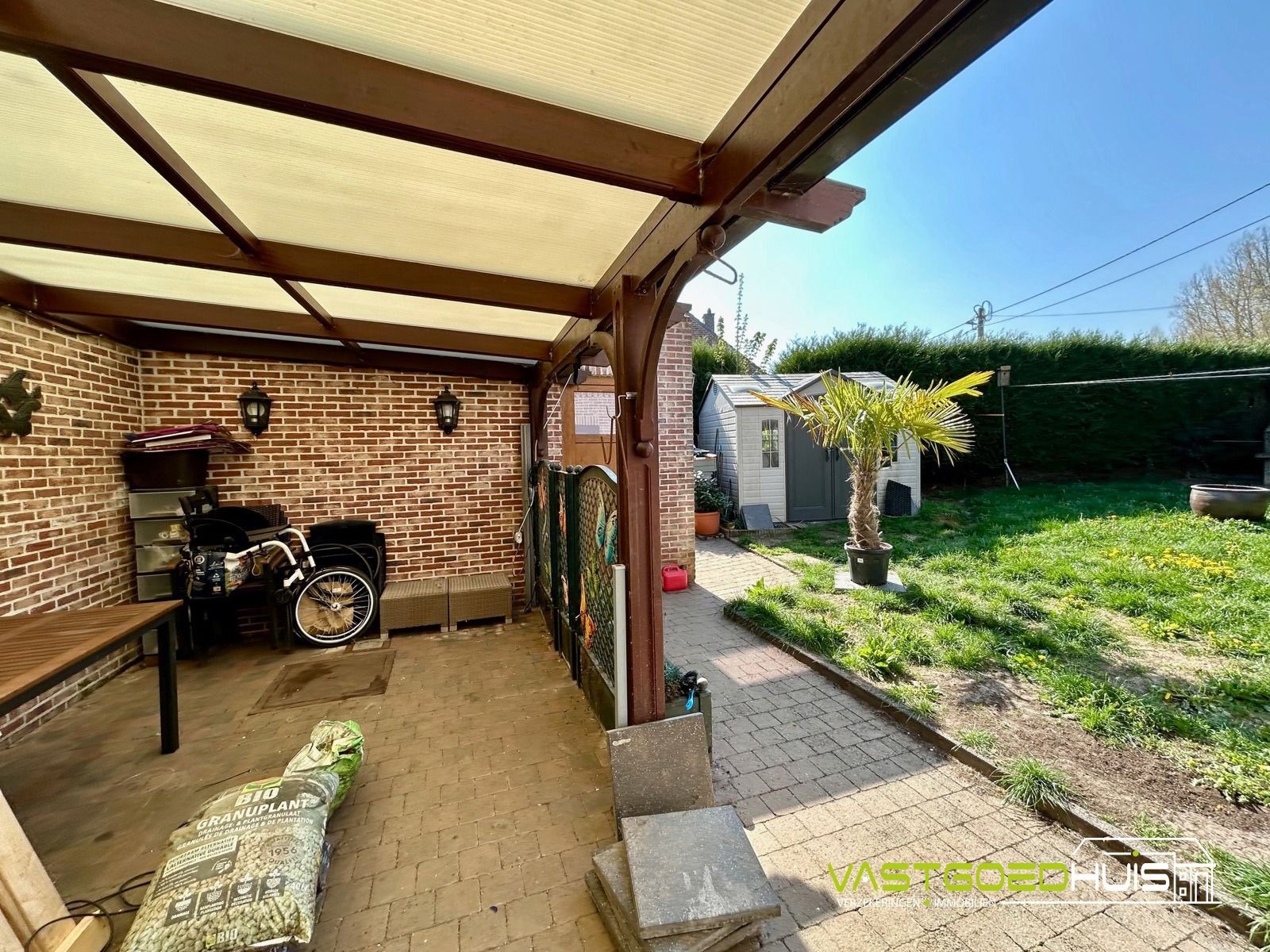 Halfopen gezinswoning met garage en tuin foto 24