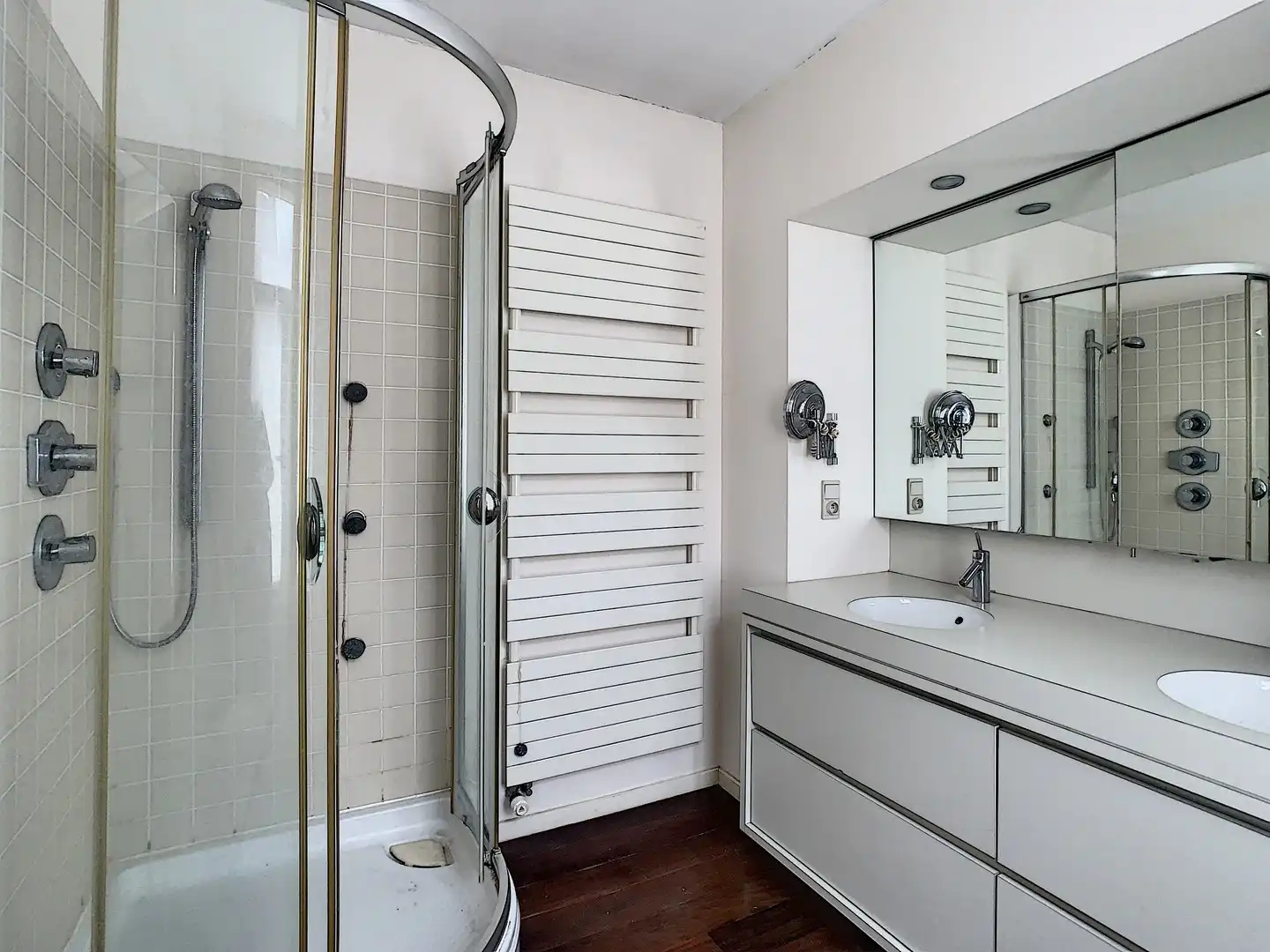 Welgelegen handelspand met ruim appartement. foto 11