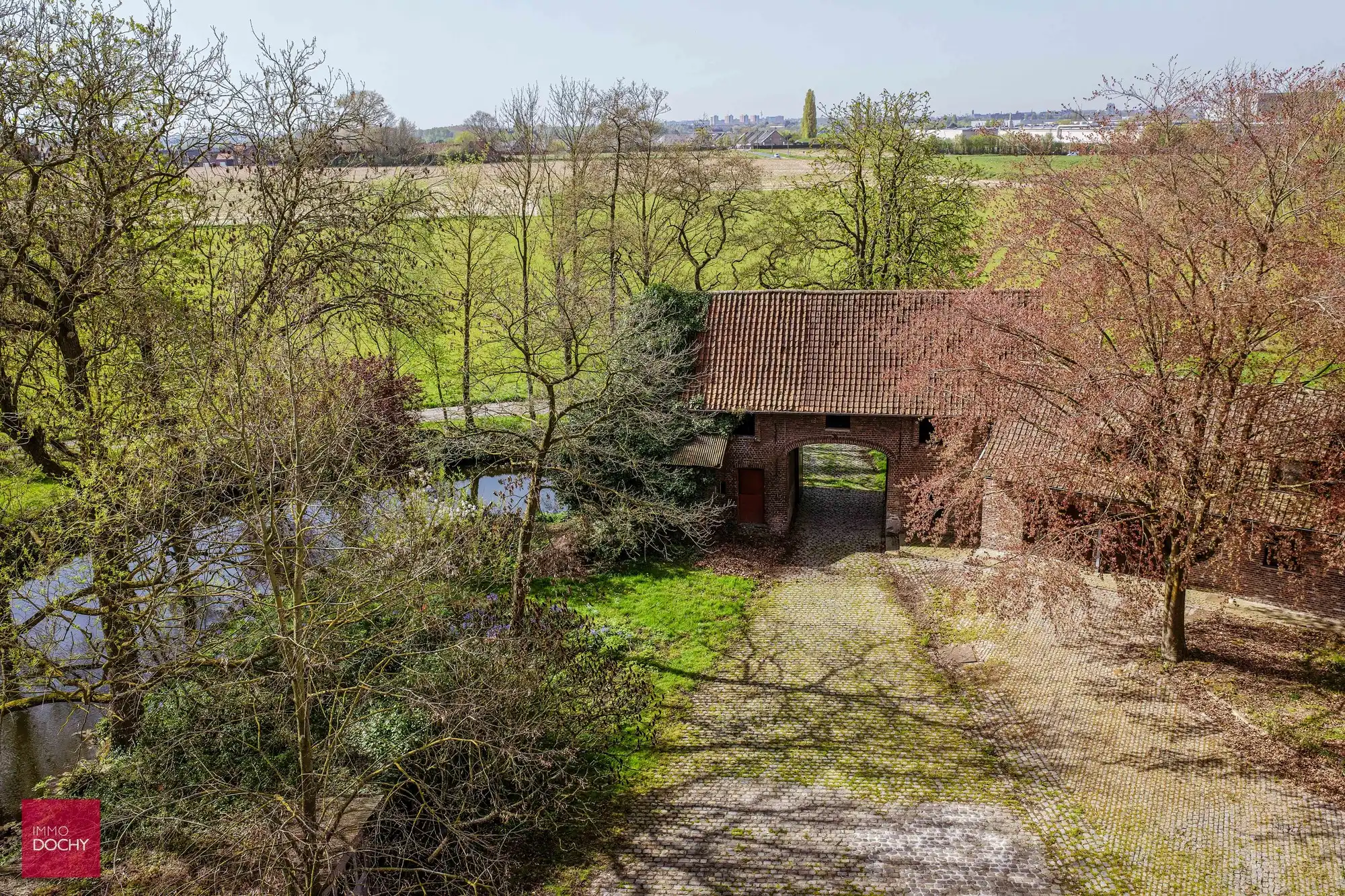 Historische omwalde hoeve met verschillende bijgebouwen foto 8