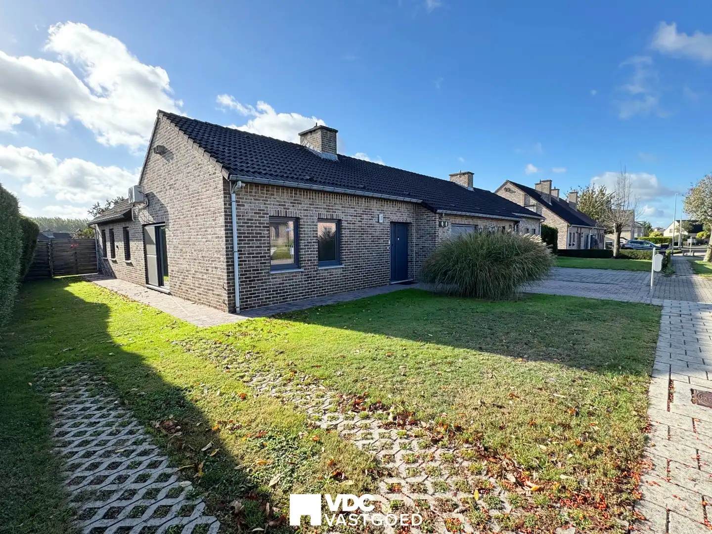 Ruime gelijkvloerse woning met 3 slaapkamers, garage en zonnige tuin in rustige woonwijk foto 3