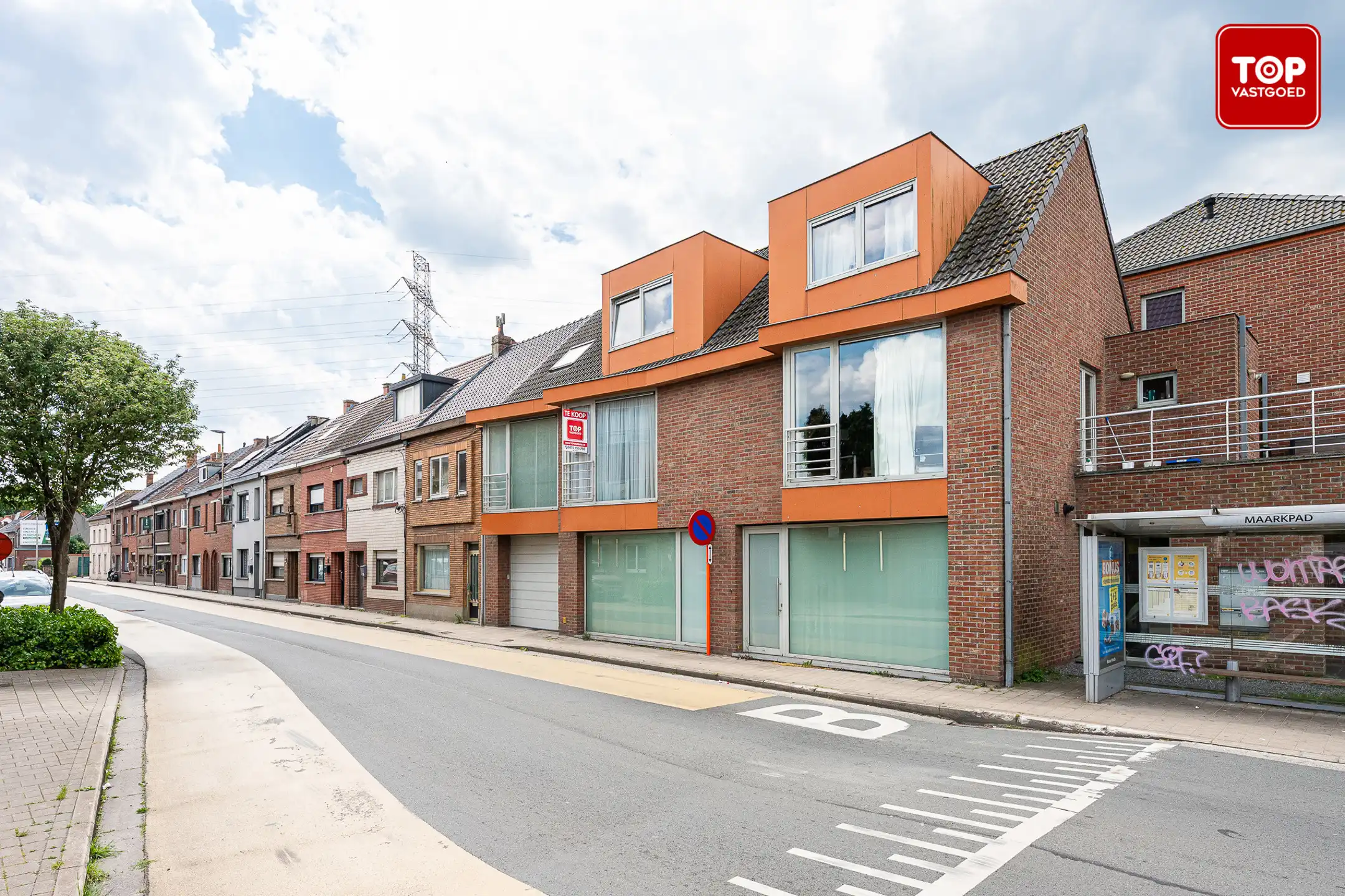 Instapklaar appartement (EPC B) met 2 slaapkamers en privatieve autostaanplaats.  foto {{pictureIndex}}