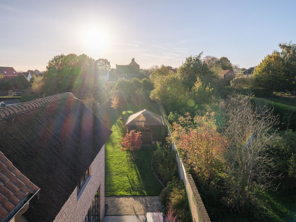 Hoogwaardig gerenoveerde halfopen bebouwing, voorzien van alle luxe, 5 slaapkamers, goed georiënteerde tuin, binnenzwembad en wellness. foto 29