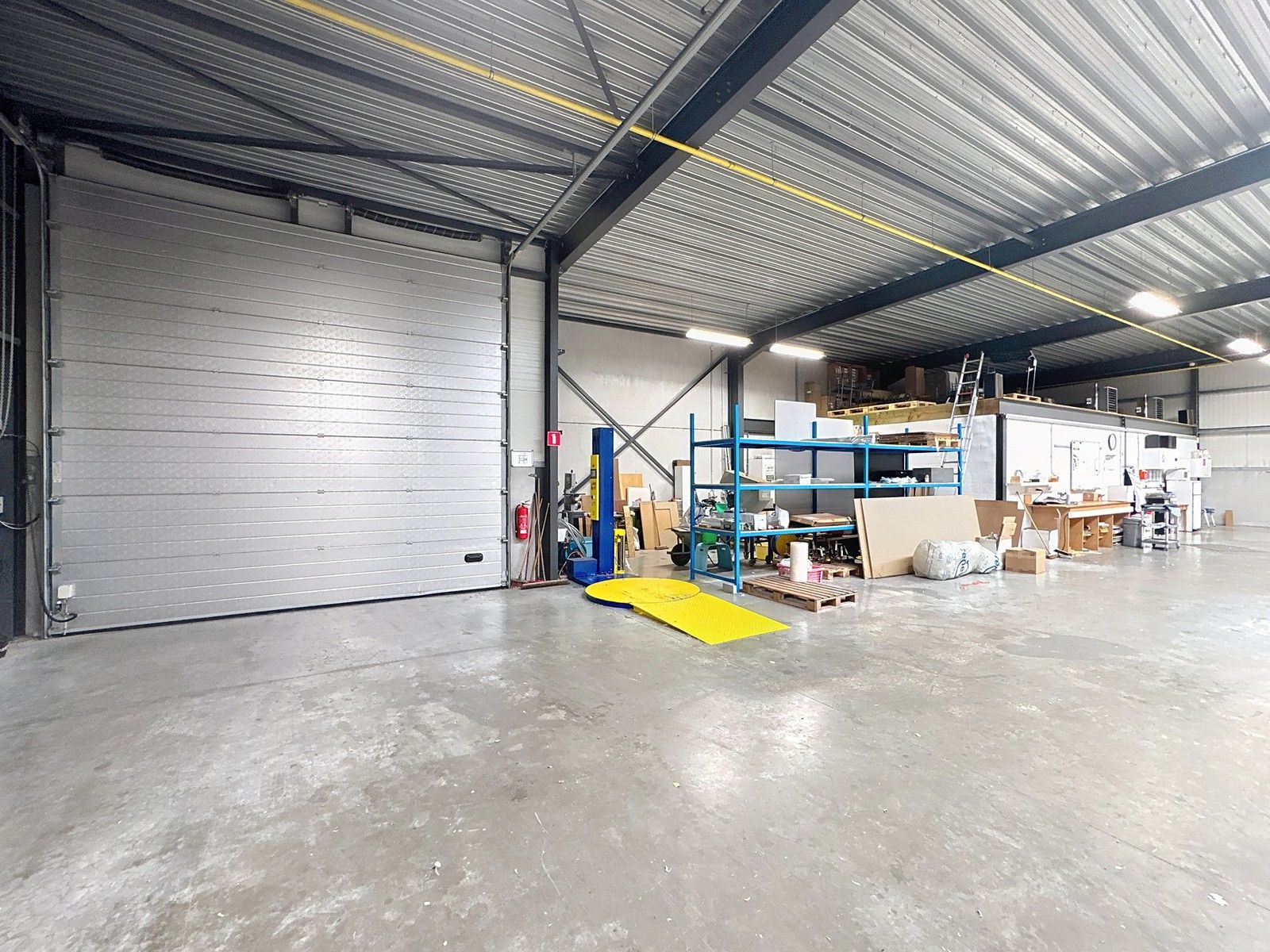 Recent en verwarmd MAGAZIJN (550m²) met geïntegreerde KANTOORRUIMTE en sanitaire voorzieningen. Private parkeergelegenheid op het terrein. foto 13