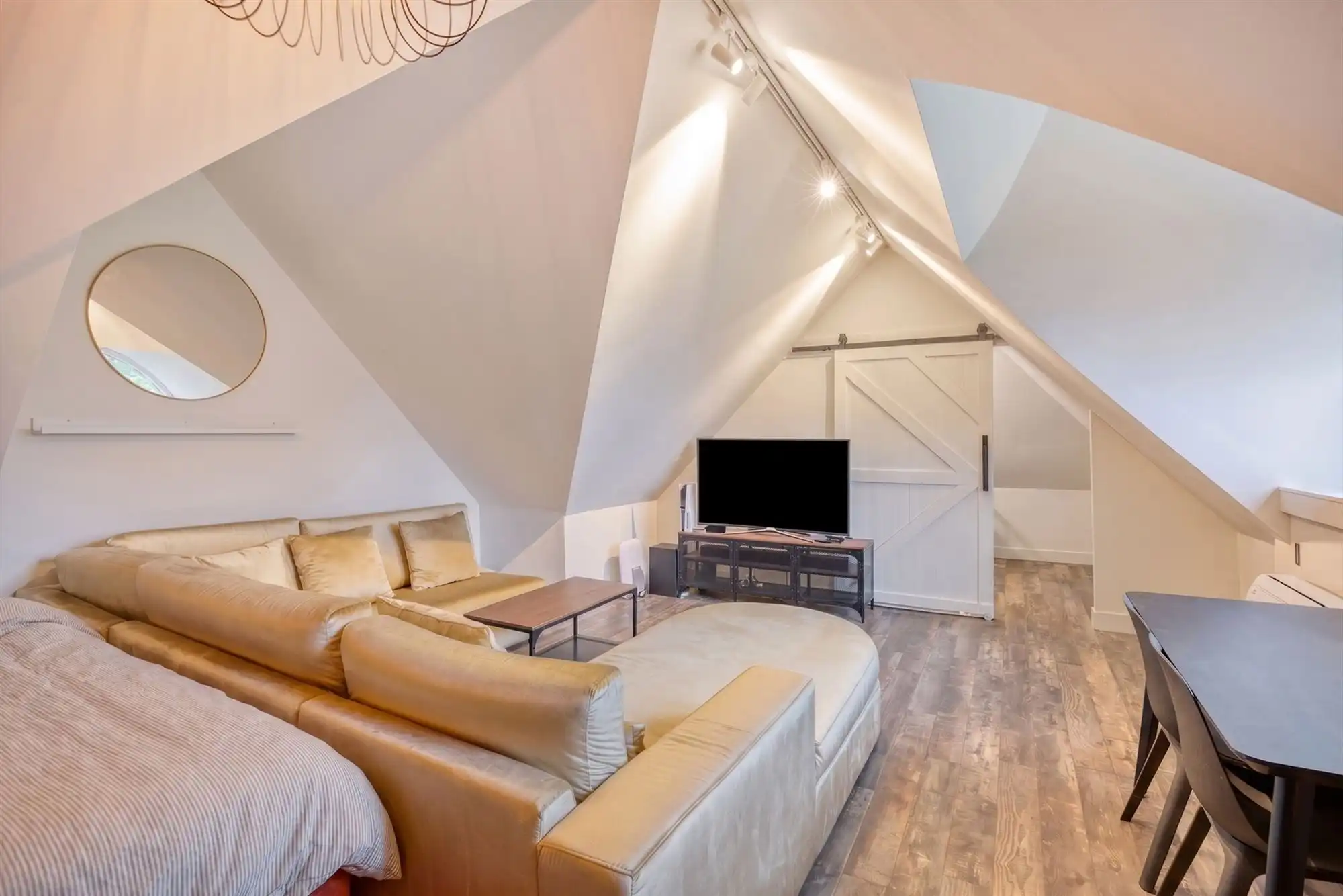 Knappe duo-villa op 8.843 m² in villawijk aan NL-grens. foto 42