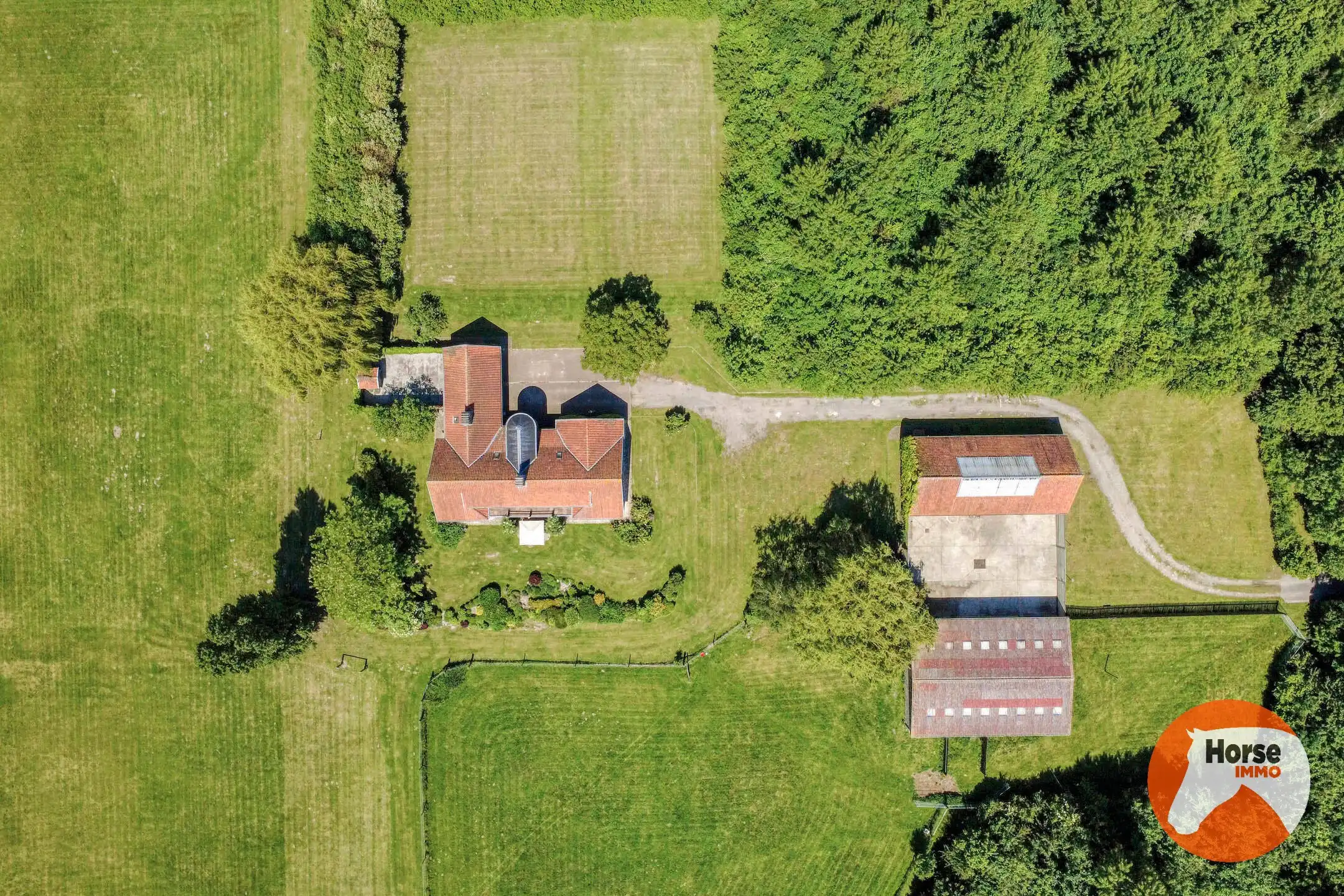 ROESELARE – Unieke villa met bijgebouwen op 4,7 ha foto 2