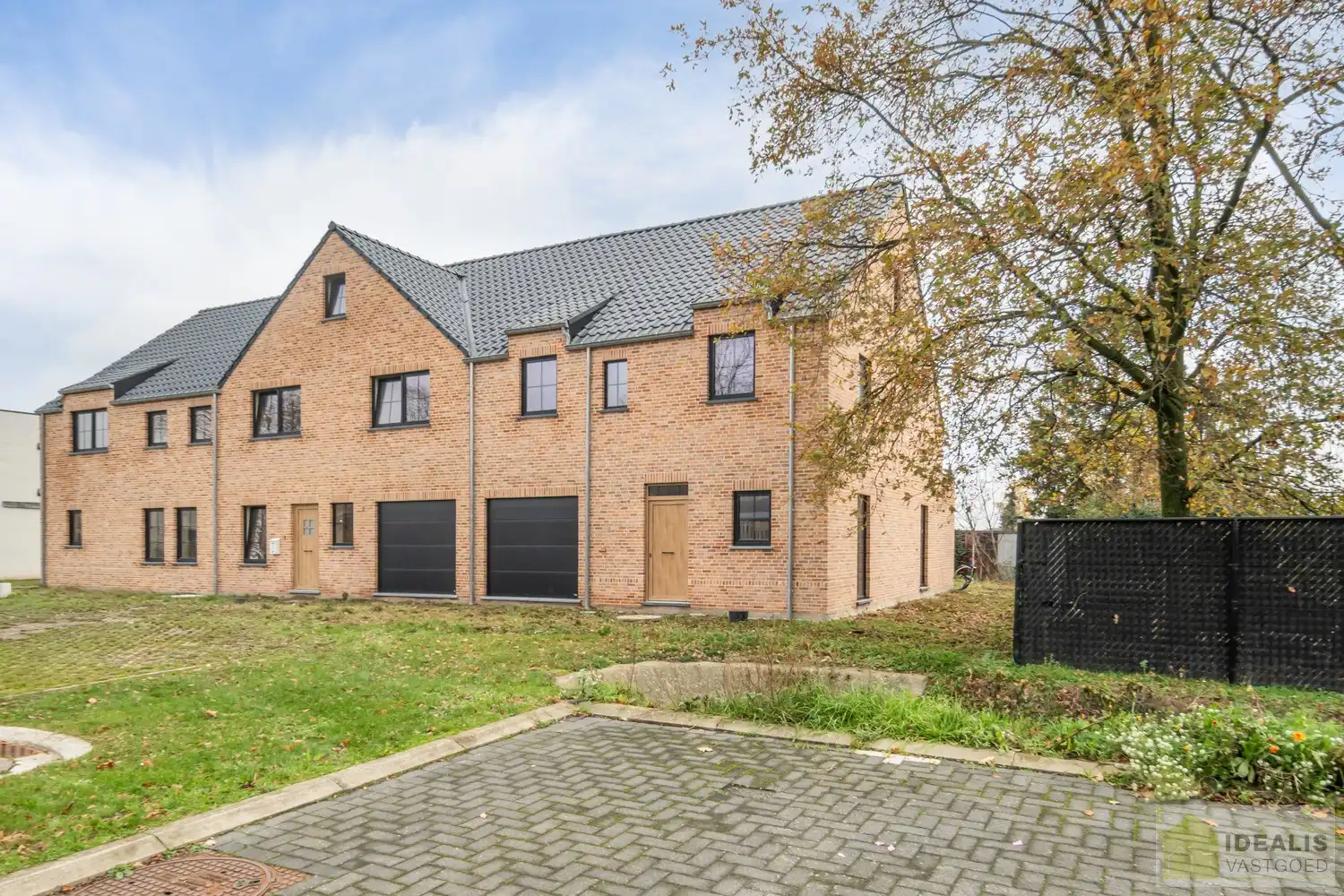 PRACHTIGE NIEUWBOUWWONING (GRONDAANDEEL €116.000,00 + 12% REGISTRATIERECHTEN EN CONSTRUCTIE € 277.000,00 + 21% BTW) MET EEN HEERLIJK LICHTRIJKE WOONKAMER MET OPEN KEUKEN MET AANSLUITEND BERGPLAATS, BUREEL, INPANDIGE GARAGE, 3 SLAAPKAMERS, EEN RUIME BADKAMER VOORZIEN VAN ALLE COMFORT! EEN HEERLIJK RUIM HUIS MET INPANDIGE GARAGE, EEN LEUKE TUIN, OP EEN GEGEERDE LOCATIE NABIJ HET CENTRUM VAN REPPEL! foto {{pictureIndex}}