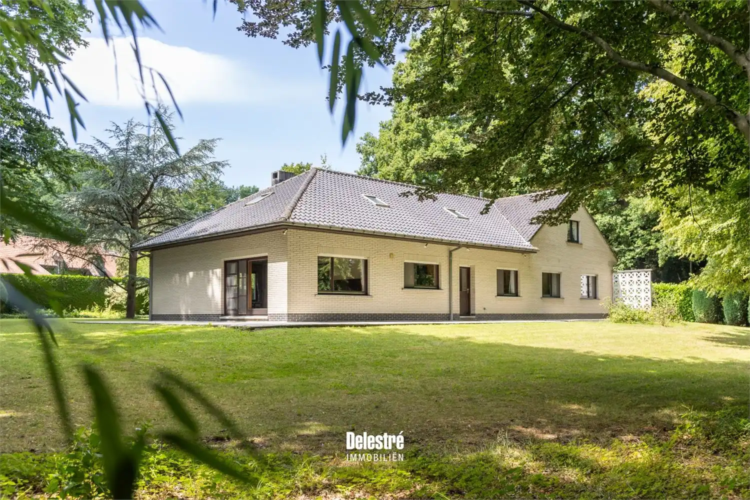 ** IN OPTIE ** TIJDLOZE VILLA OP 3.317 M2 BOIS DE STRIHOUX foto 3