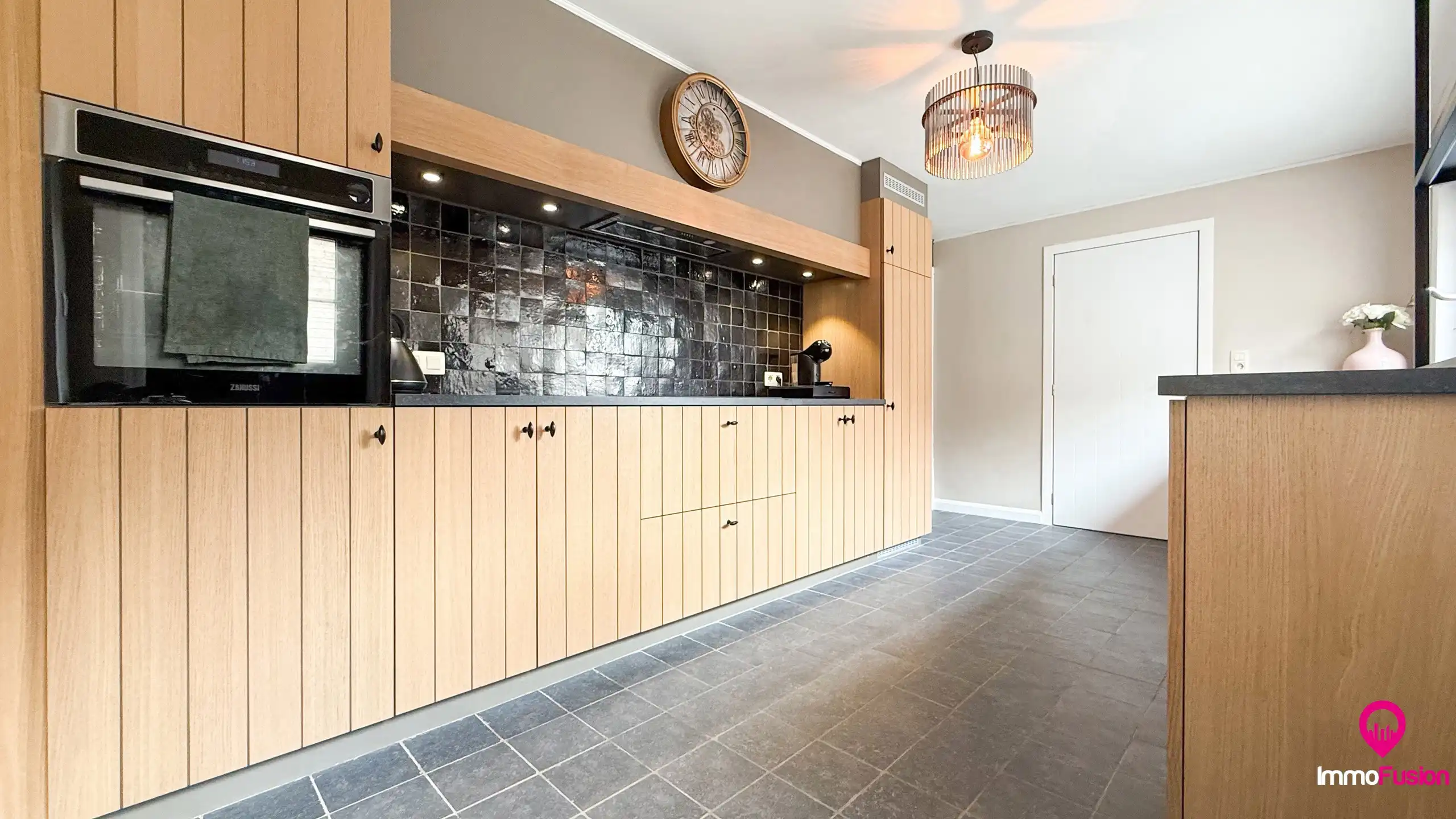 Zeer ruim wonen met 5 slpks en rustig gelegen! foto {{pictureIndex}}