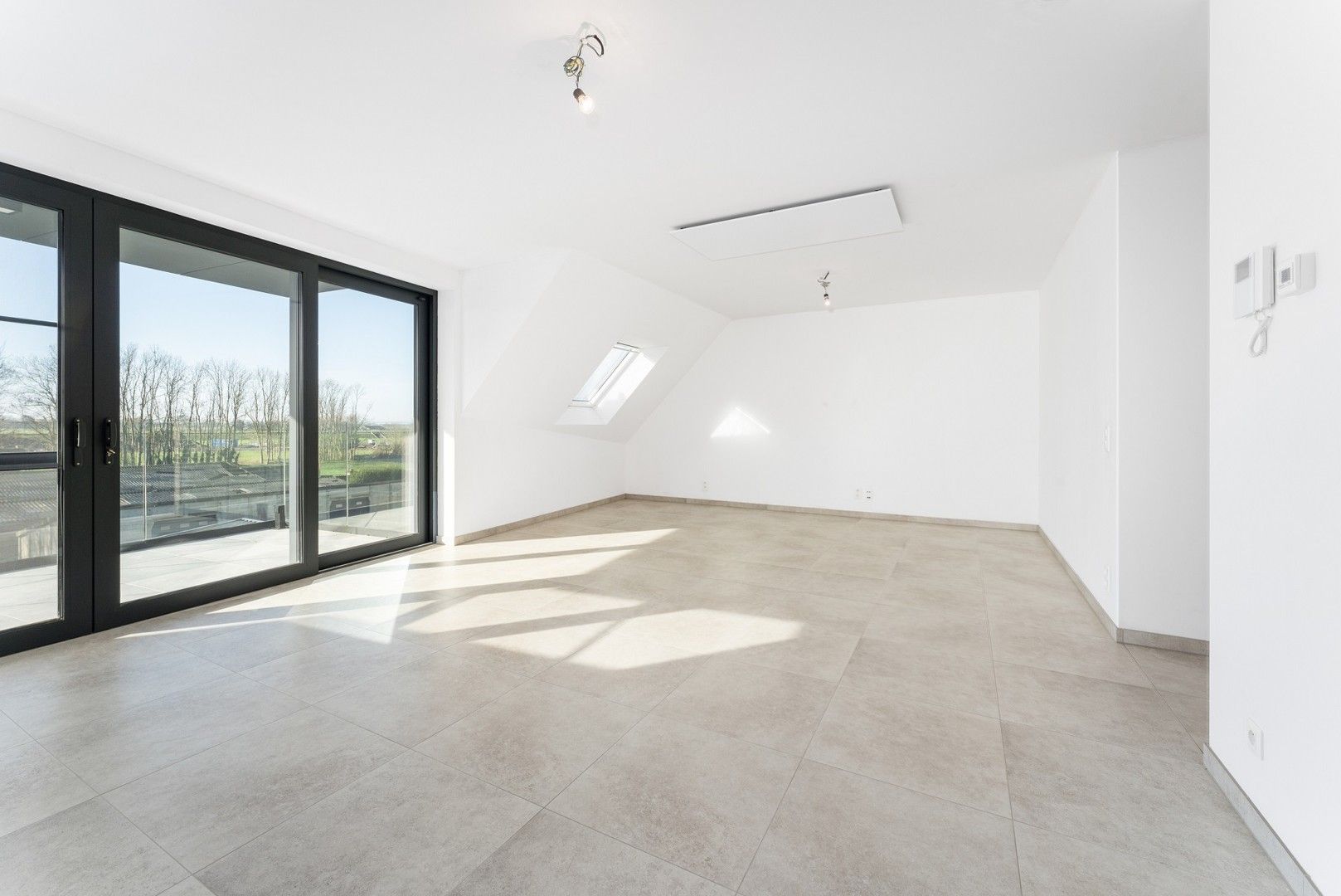 Ruim recent nieuwbouwappartement met terras aan de stadsrand - mog. tot huren van garagebox foto 5