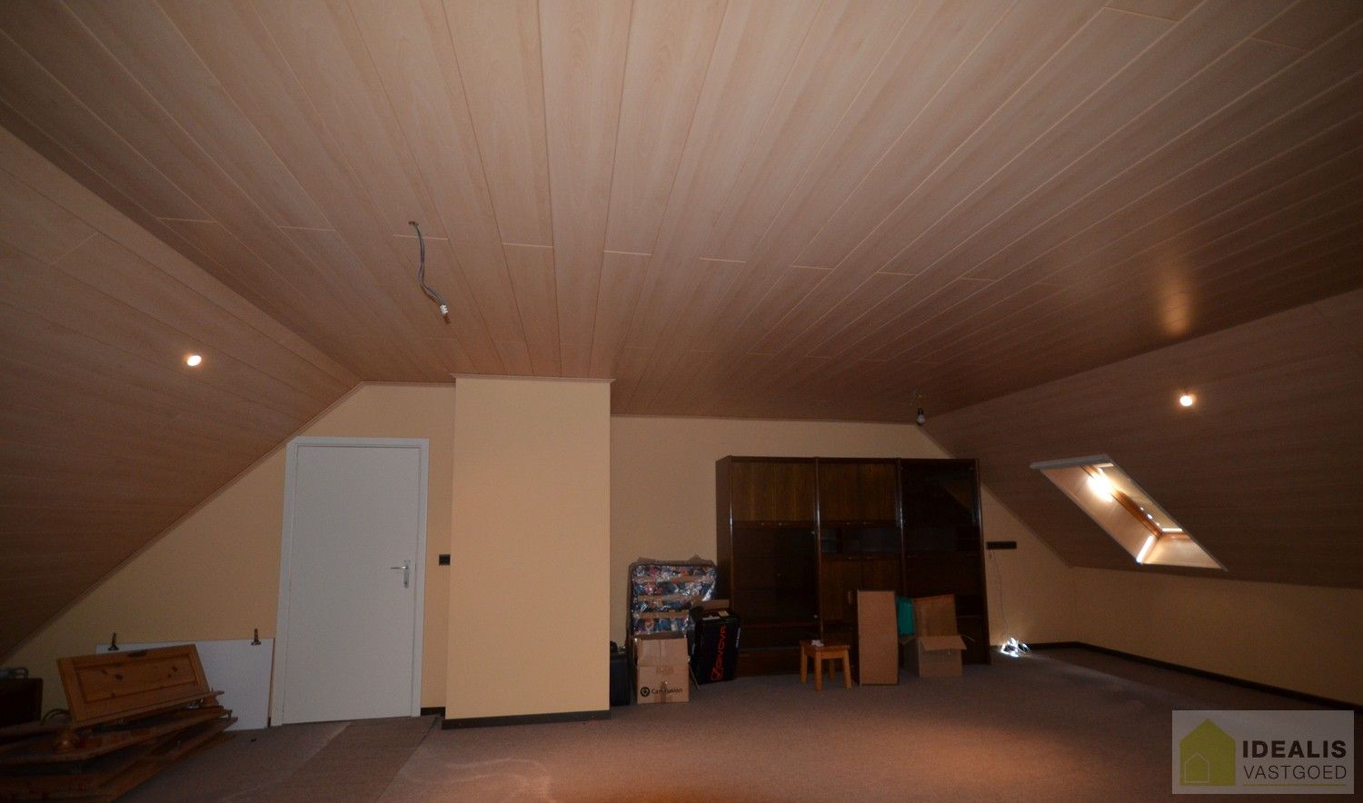 IDEALIS VASTGOED – Charmante, instapklare woning in een groene, rustige omgeving in hartje Hechtel (Hechtel-Eksel) met +-370m² bewoonbare oppervlakte! Deze gezellige woning biedt een aangename leefruimte, maar liefst 5 slaapkamers, 2 badkamers, een praktische indeling én een ruime tuin waar je volop kan genieten van het uitzicht. Het pand bevindt zich op een mooi breed perceel en is ideaal voor wie houdt van rust en privacy, maar toch een vlotte verbinding wenst naar omliggende gemeenten en steden. foto 22